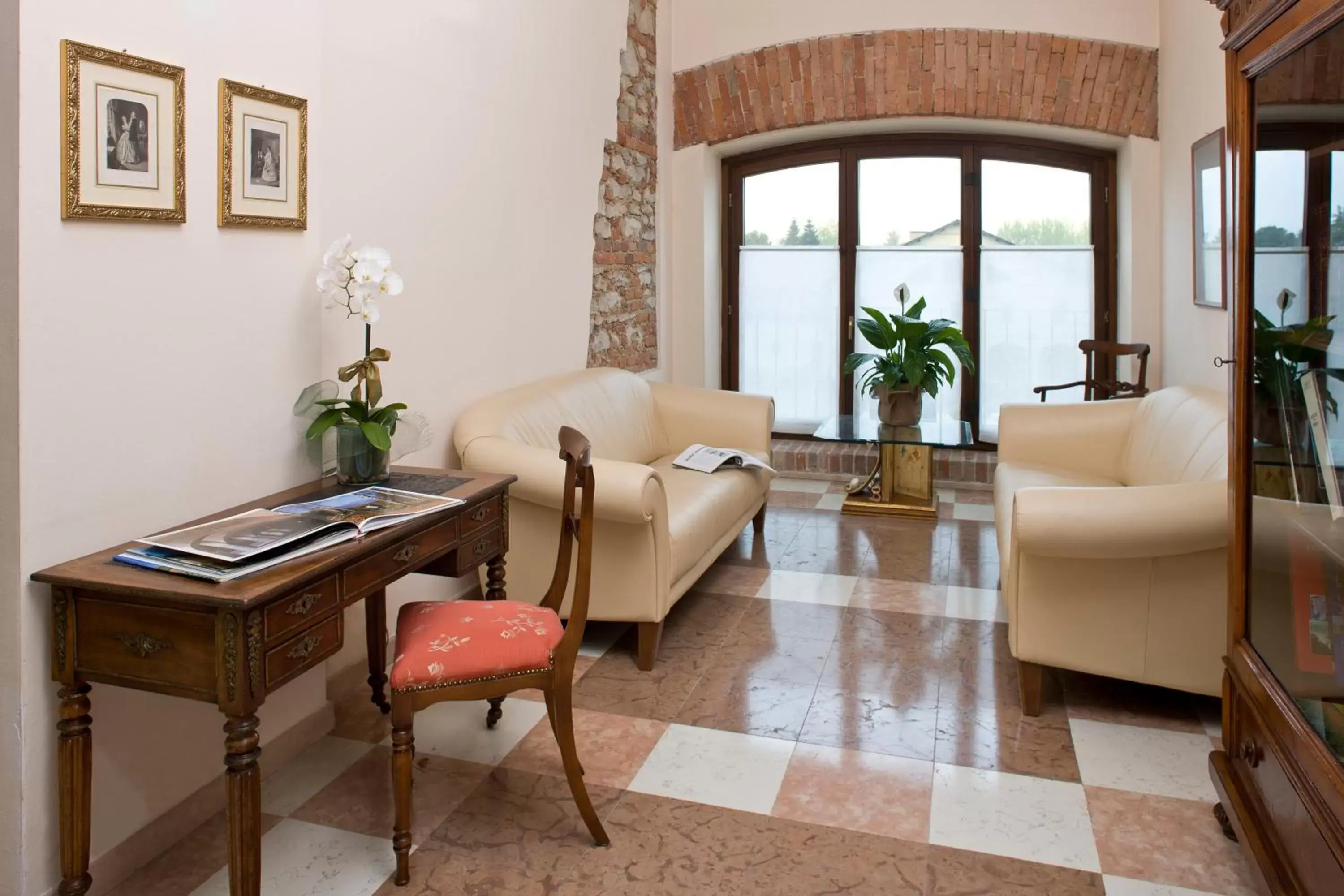 Communal lounge/ TV room, Seating Area in Albergo La Corte Albertina