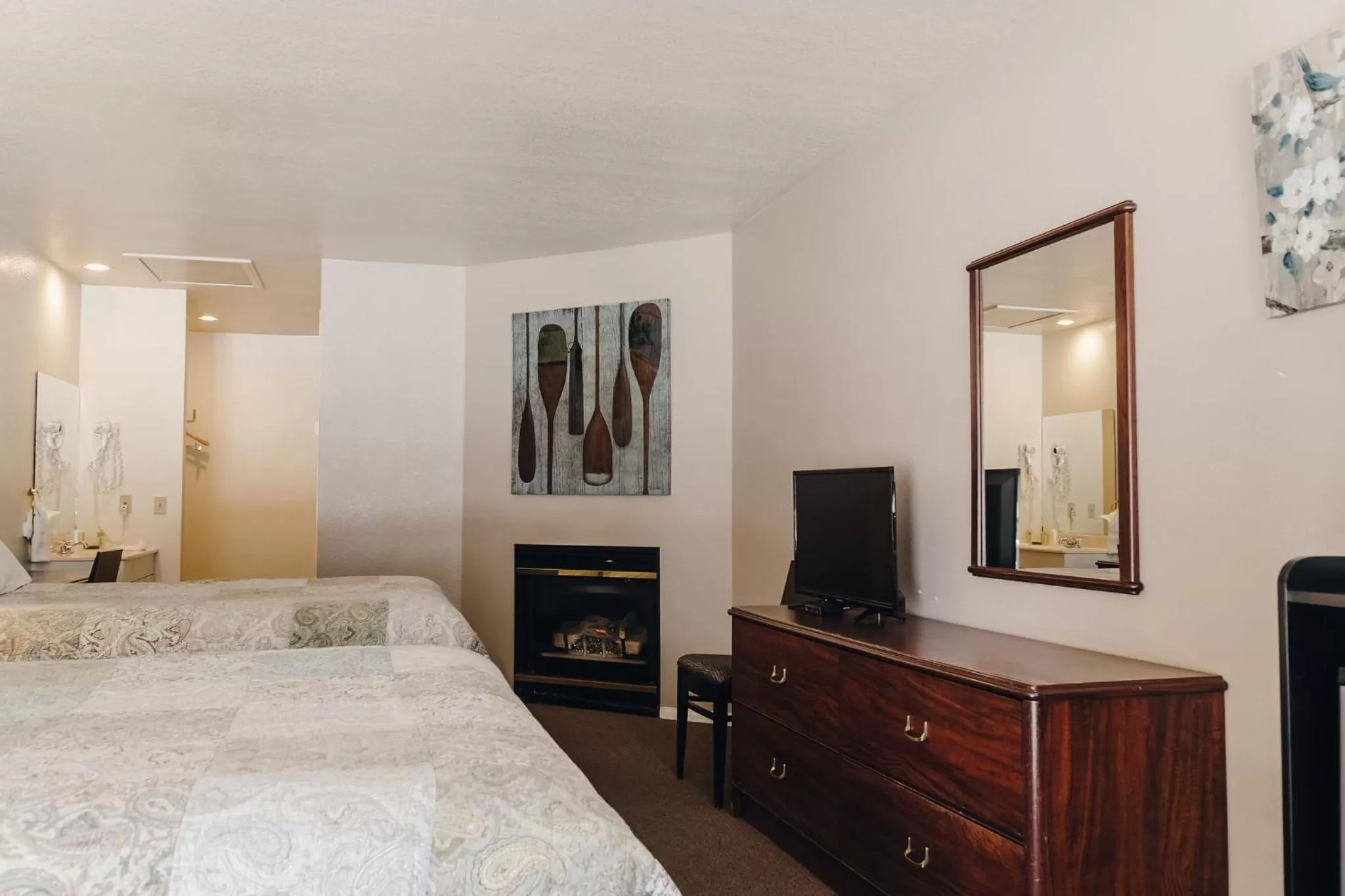 Photo of the whole room, Bed in Vintage Lakeside Inn