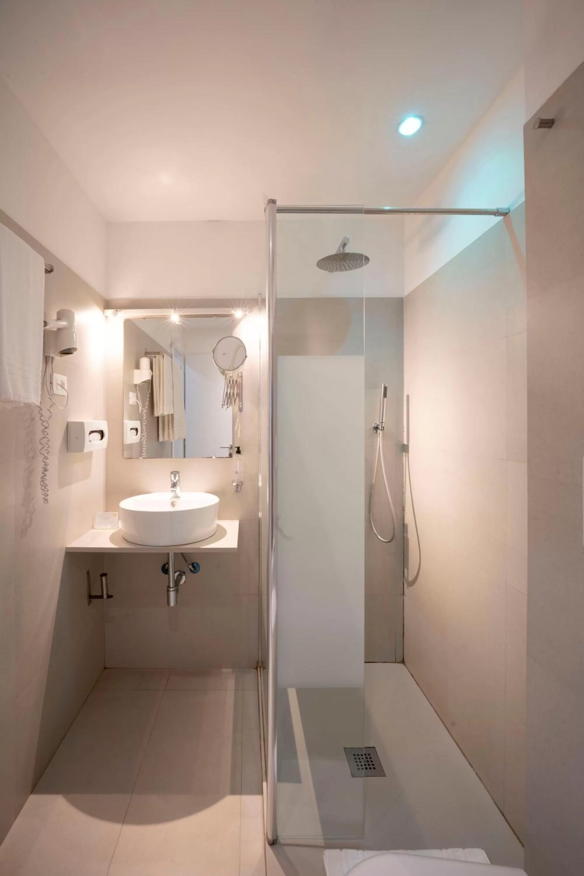 Shower in Kleos Hotel Milano Città Studi by Kleos Group Collection