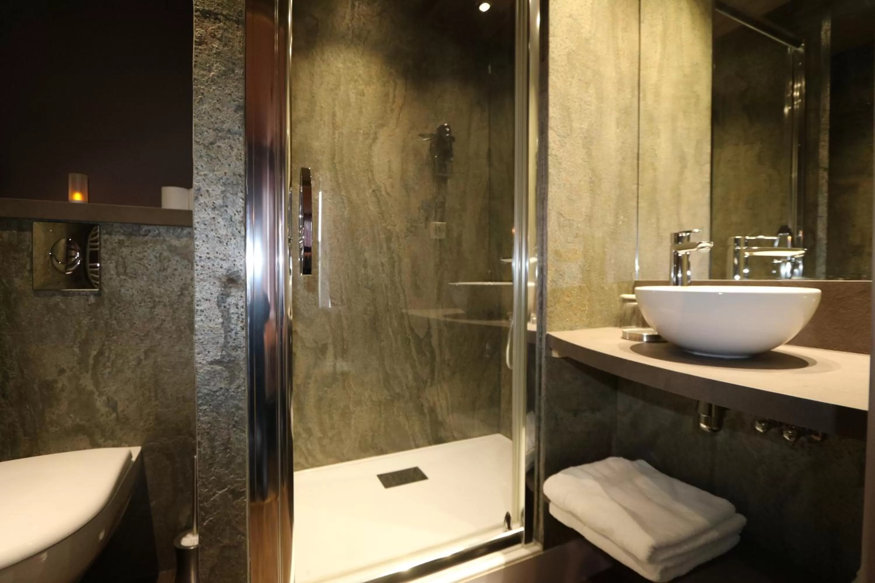 Shower in Les Loges Du Parc