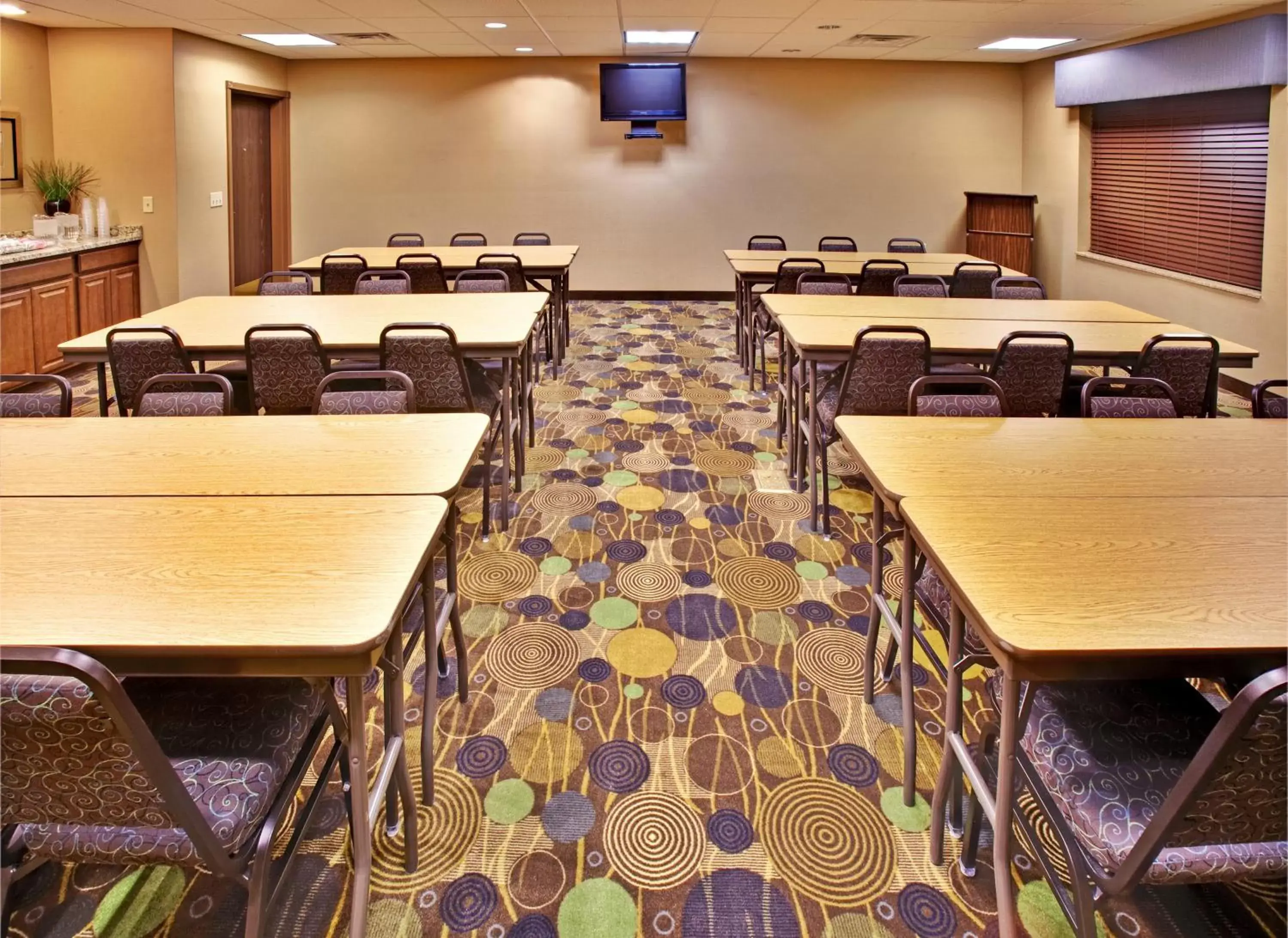 Meeting/conference room in Holiday Inn Express Hotel & Suites - Dubuque West, an IHG Hotel