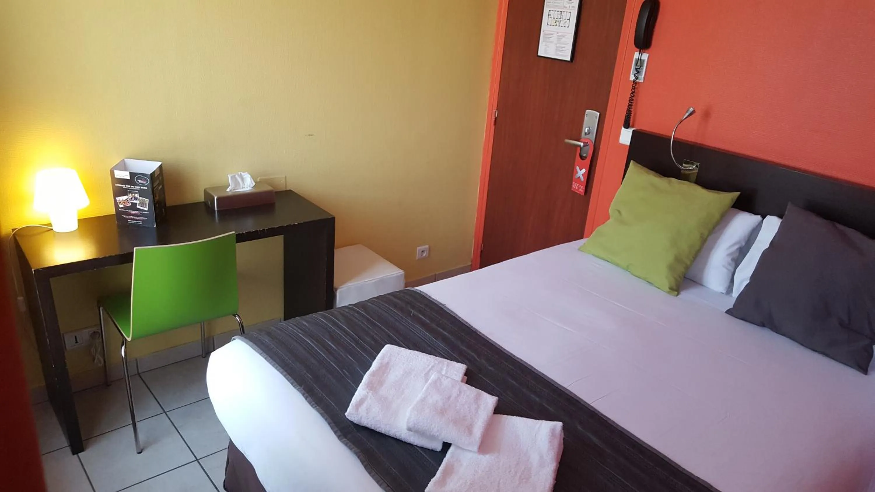 Bedroom, Bed in Le Montclair Montmartre by River