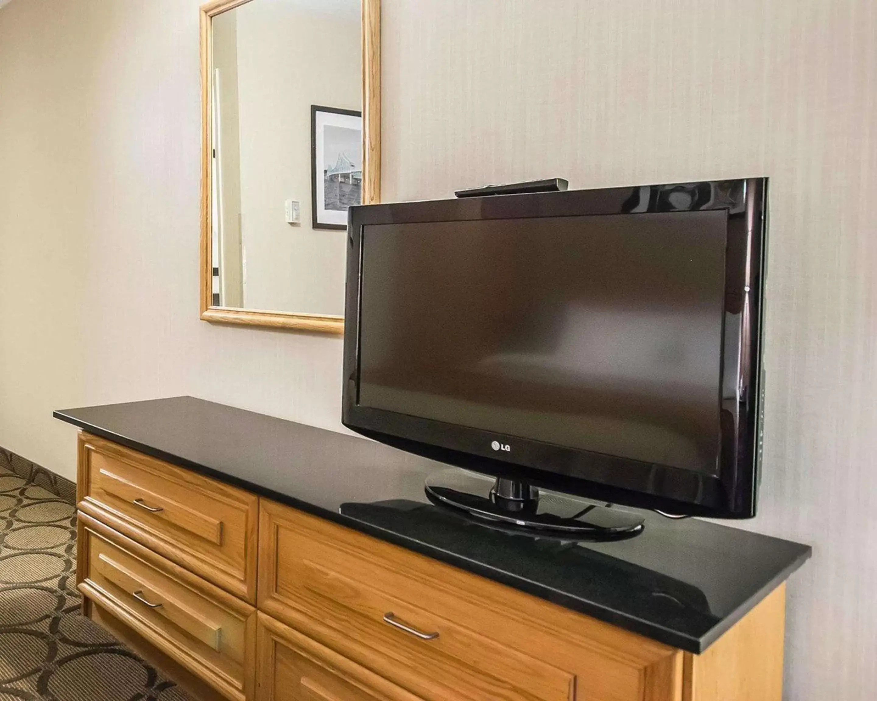 Photo of the whole room, TV/Entertainment Center in Comfort Inn