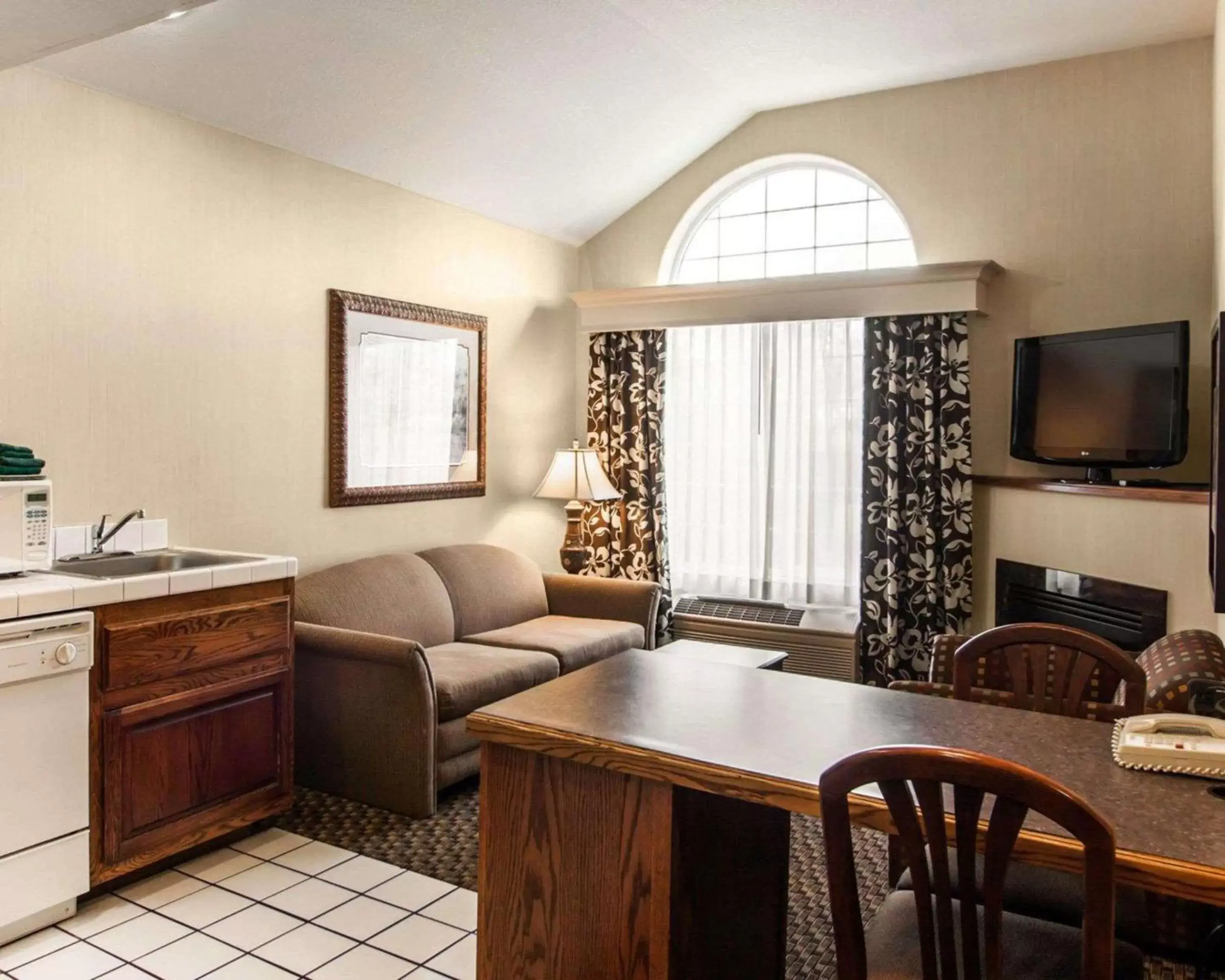 Bedroom, Seating Area in Comfort Suites Corvallis