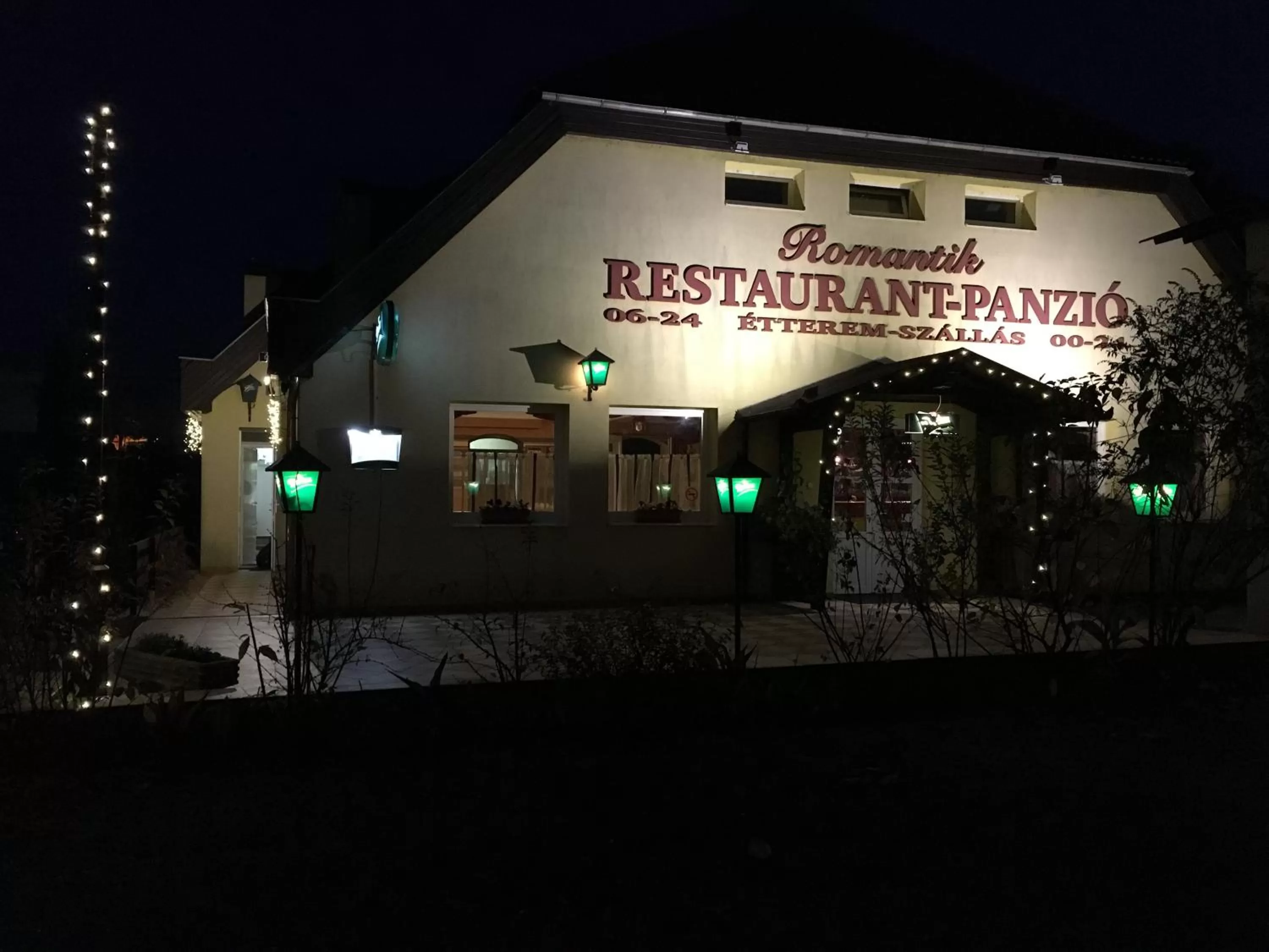 Property building in Romantik Étterem - Panzió