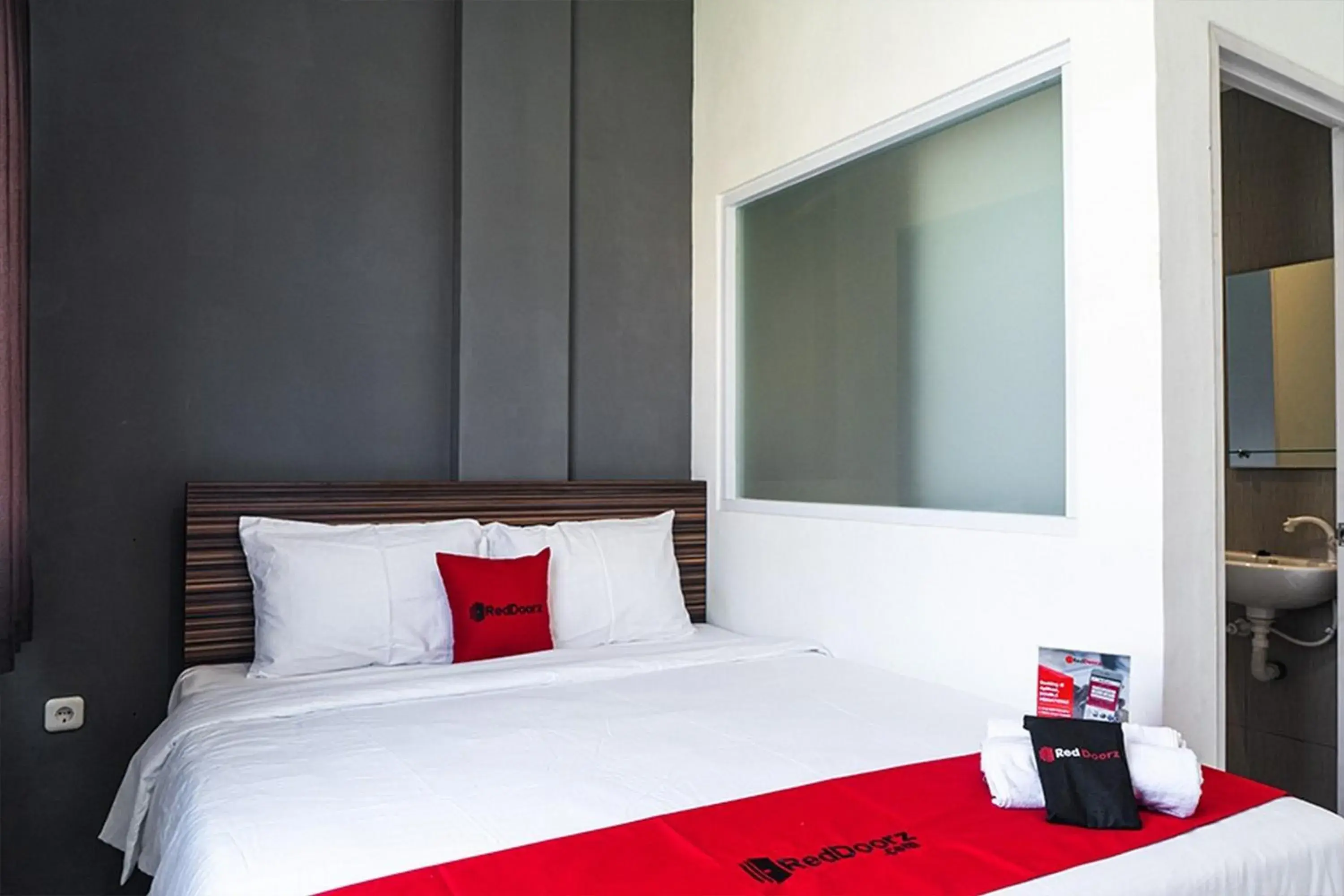 Bedroom, Bed in RedDoorz near Seasons City Mall