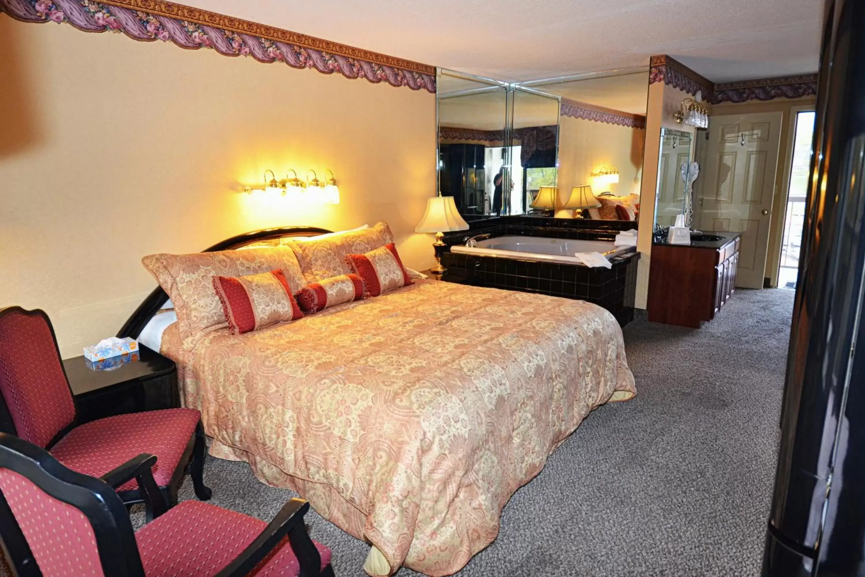 Photo of the whole room, Bed in Rivergate Mountain Lodge