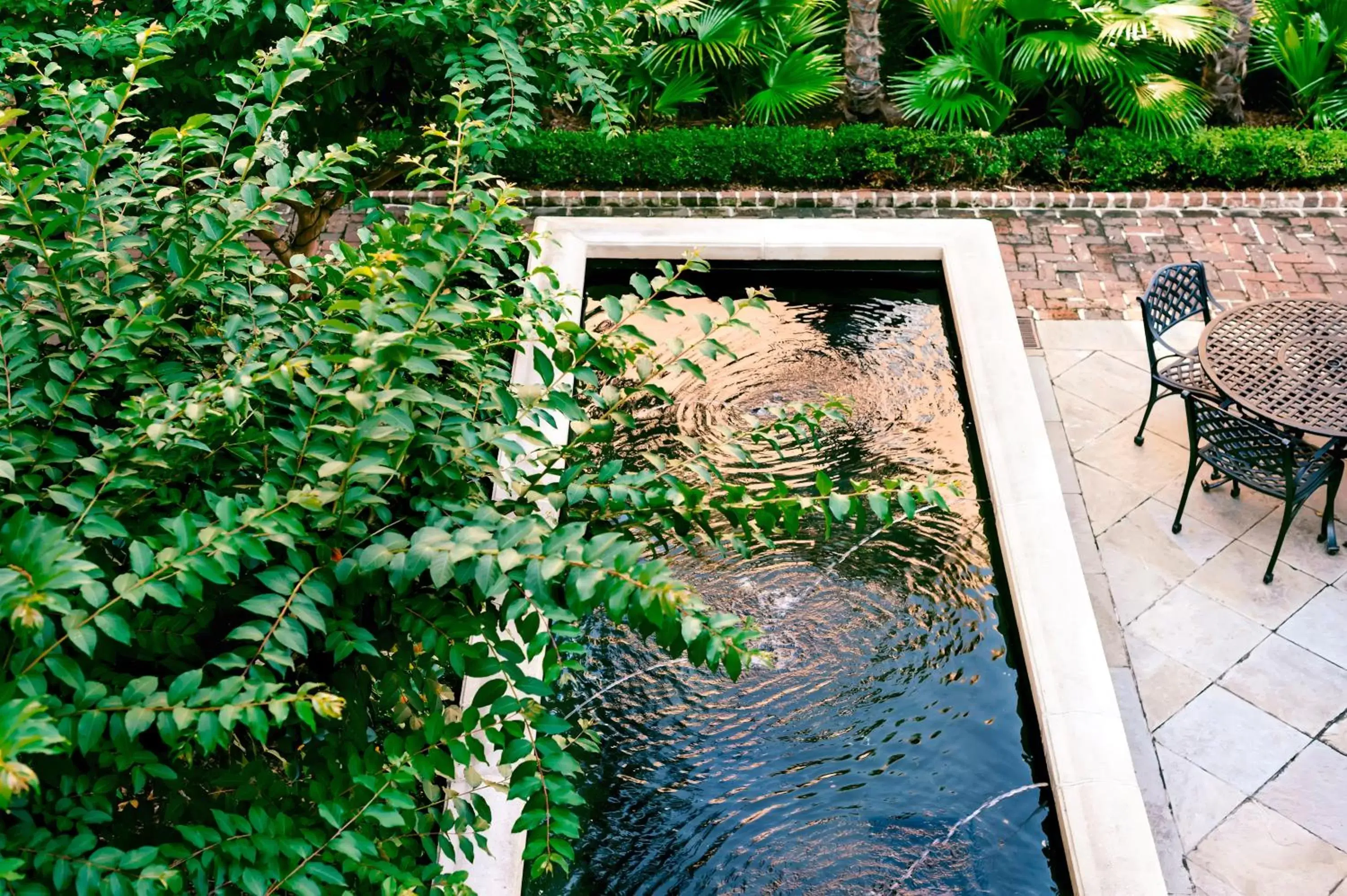 Inner courtyard view in Planters Inn - Charleston