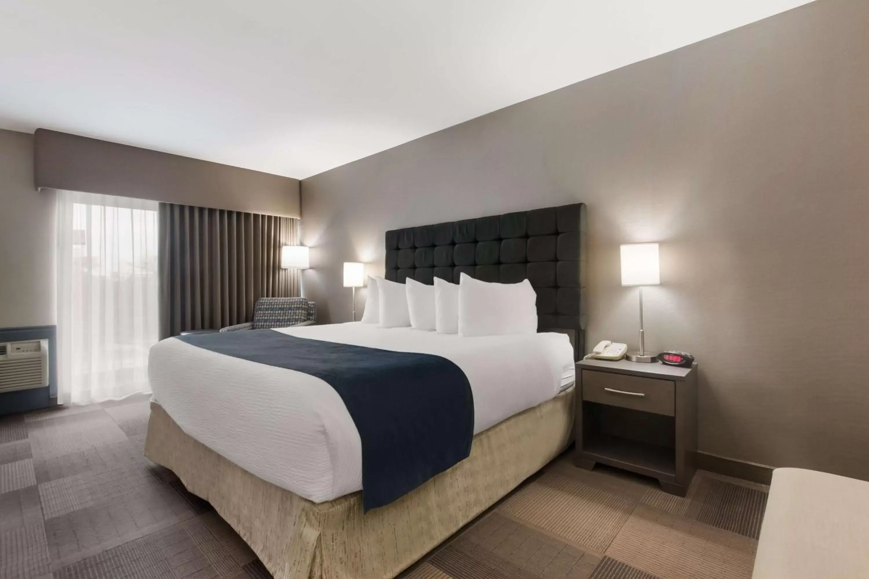 Bedroom, Bed in Best Western St Catharines Hotel & Conference Centre Bedroom, Bed in Best Western St Catharines Hotel & Conference Centre