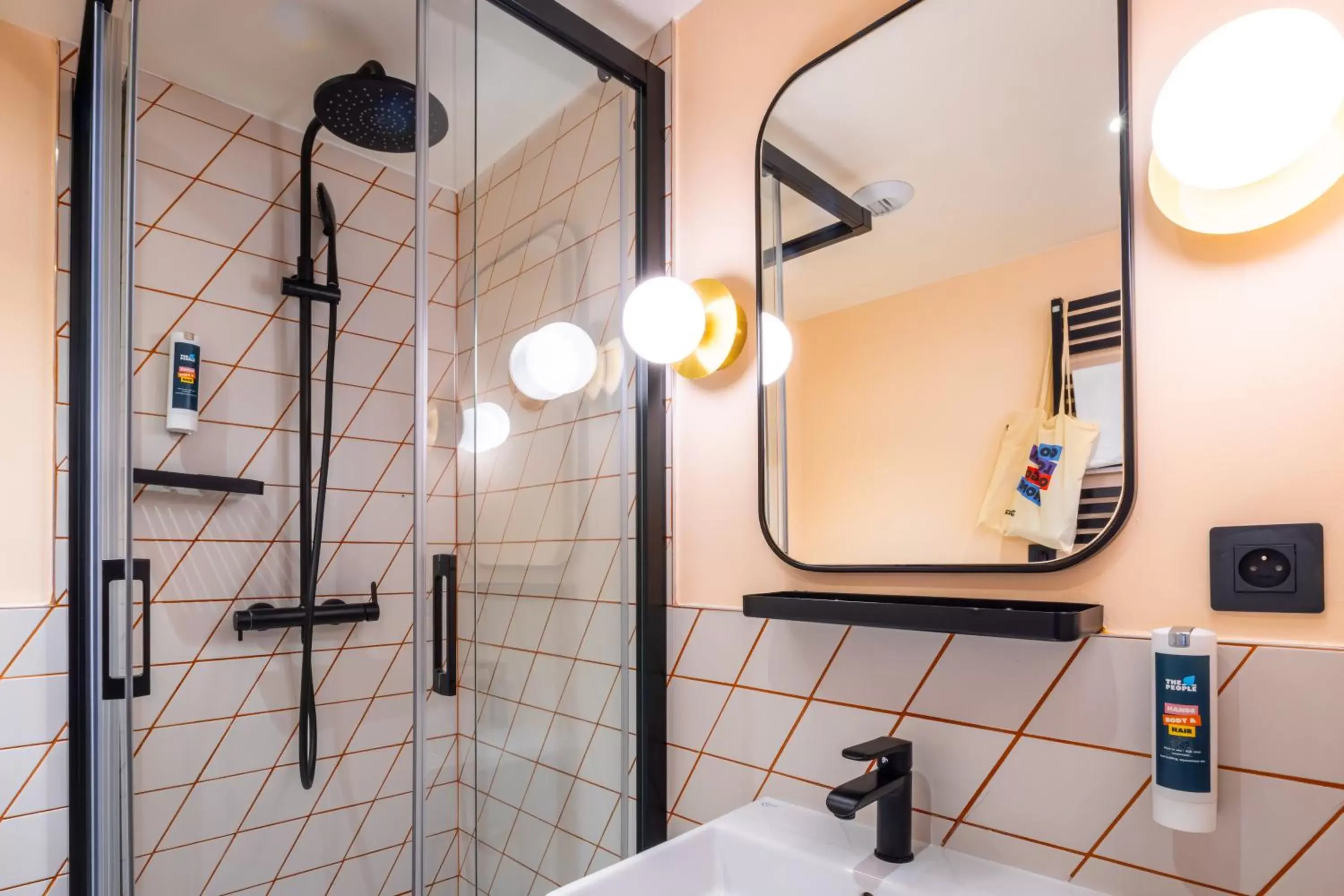 Shower, Bathroom in The People - Paris Nation