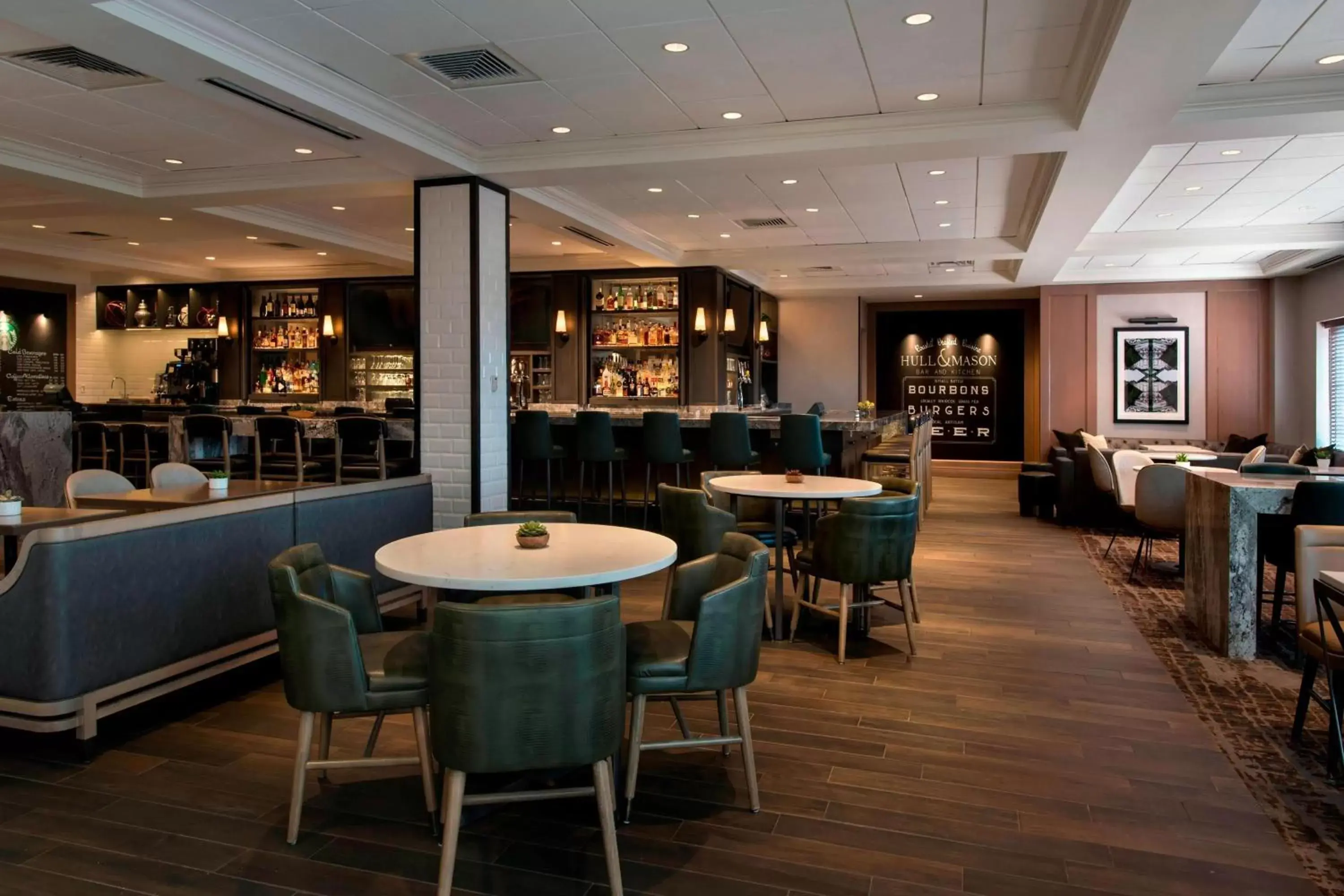 Kitchen or kitchenette, Lounge/Bar in Marriott Boston Quincy