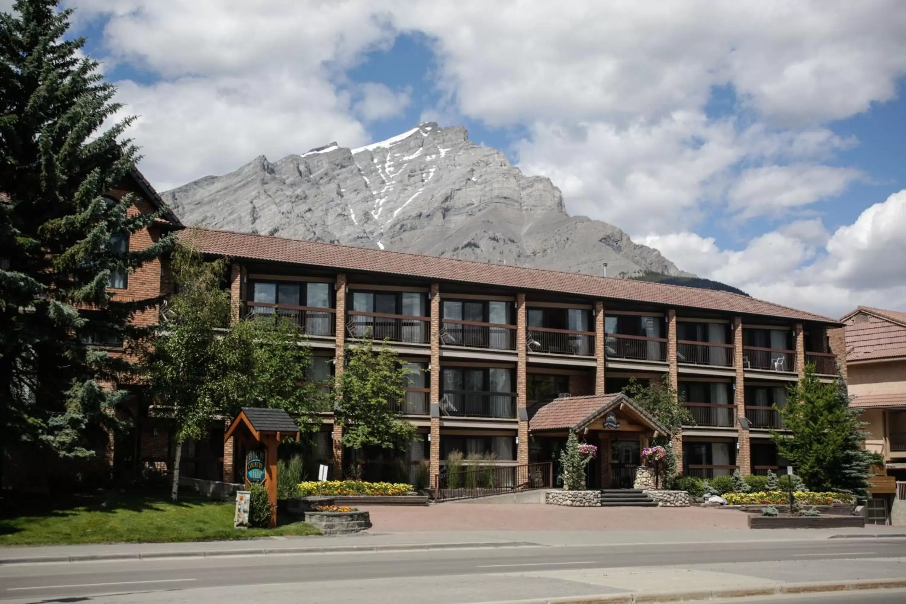 Facade/entrance, Property Building in High Country Inn