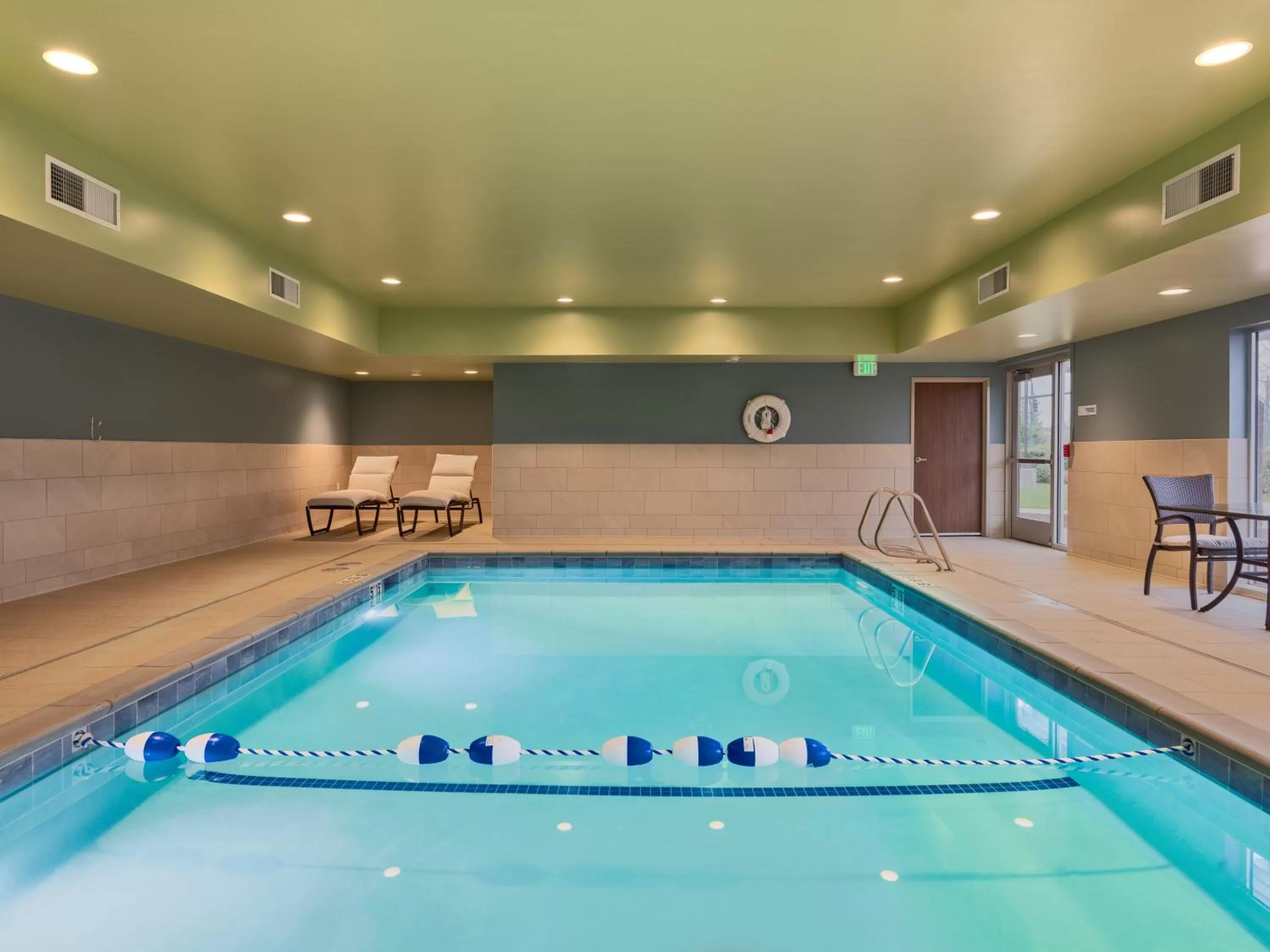 Swimming pool in Holiday Inn Express & Suites Salem North - Keizer by IHG