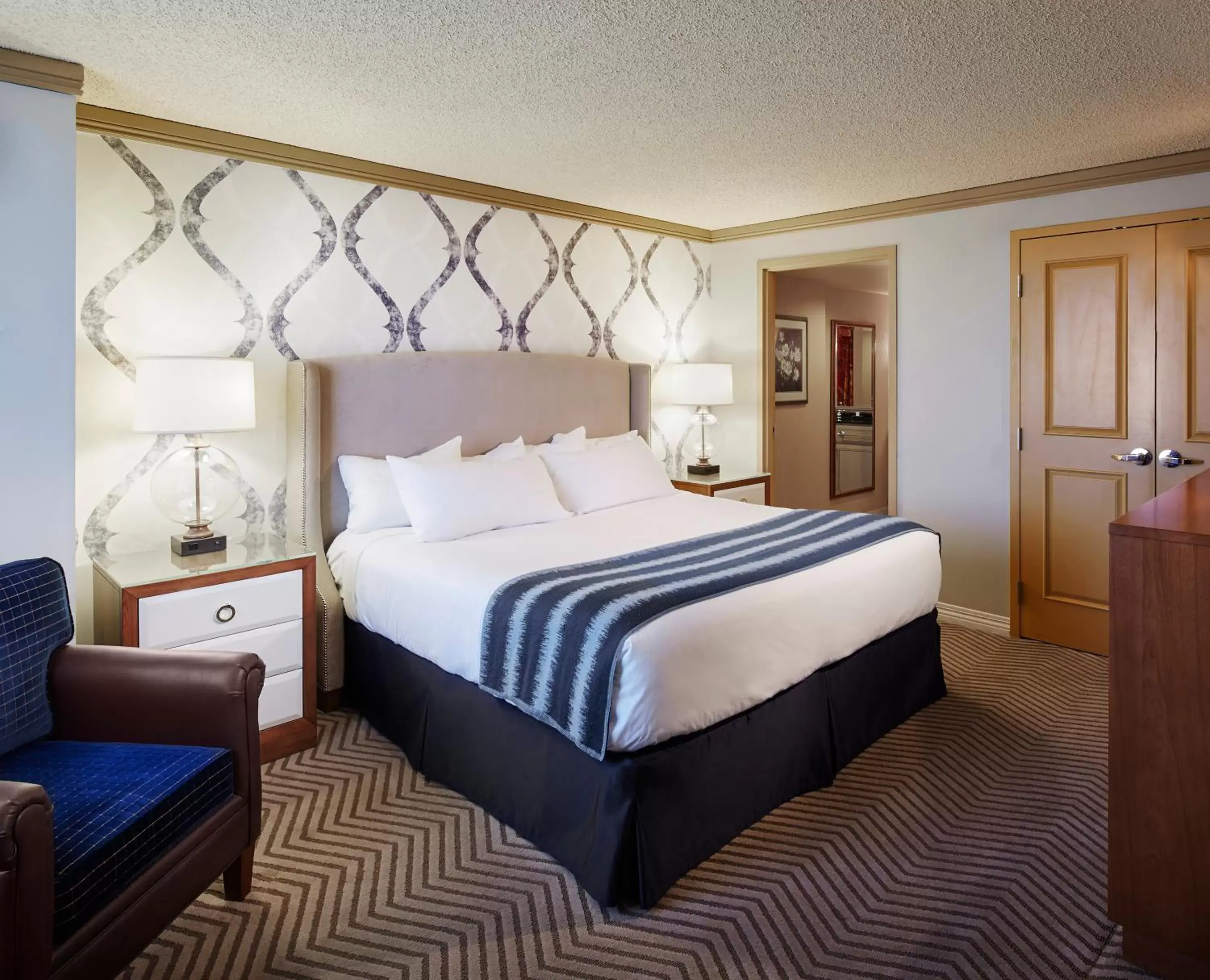 Photo of the whole room, Bed in Harrah's North Kansas City Hotel & Casino