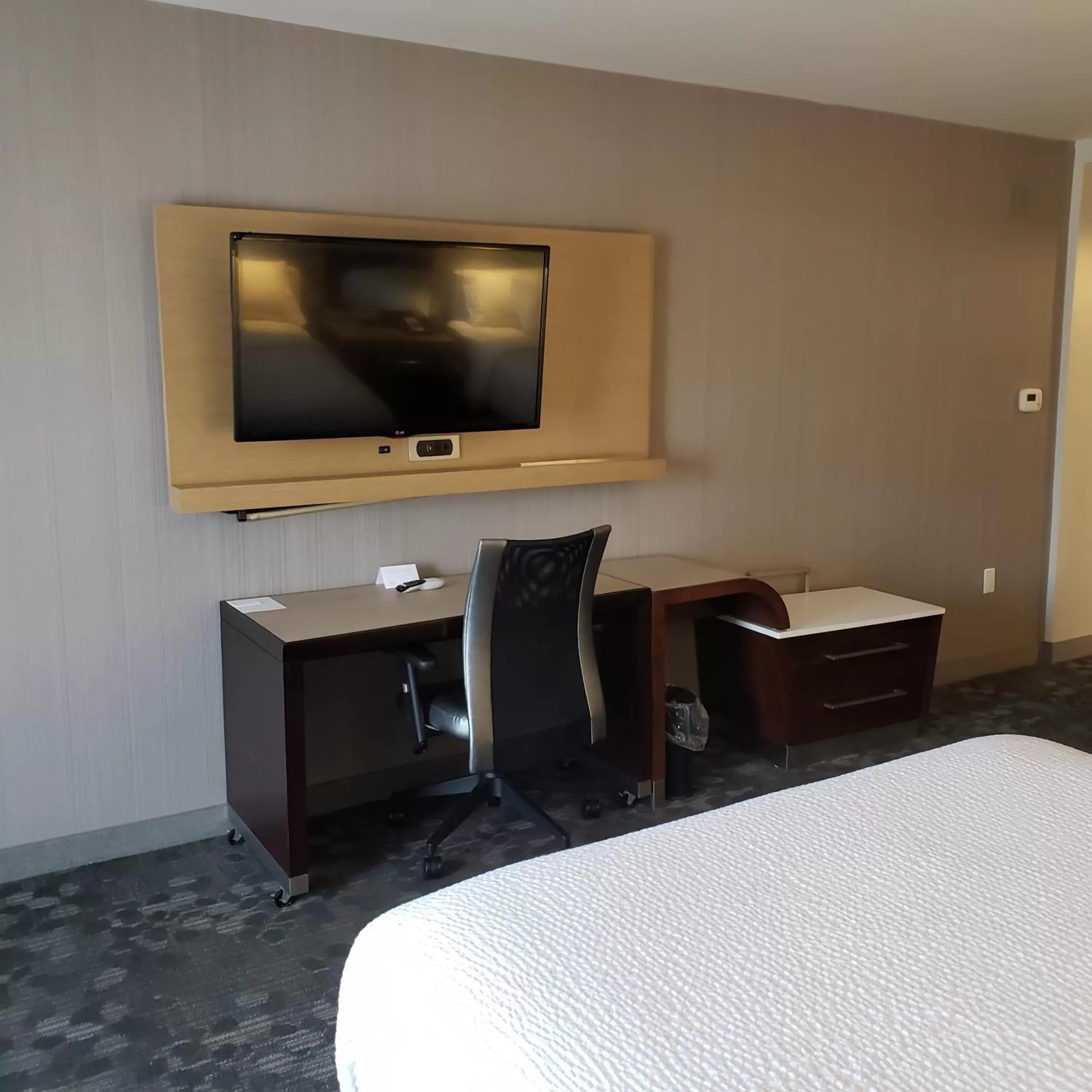 TV and multimedia, TV/Entertainment Center in Courtyard by Marriott Battle Creek