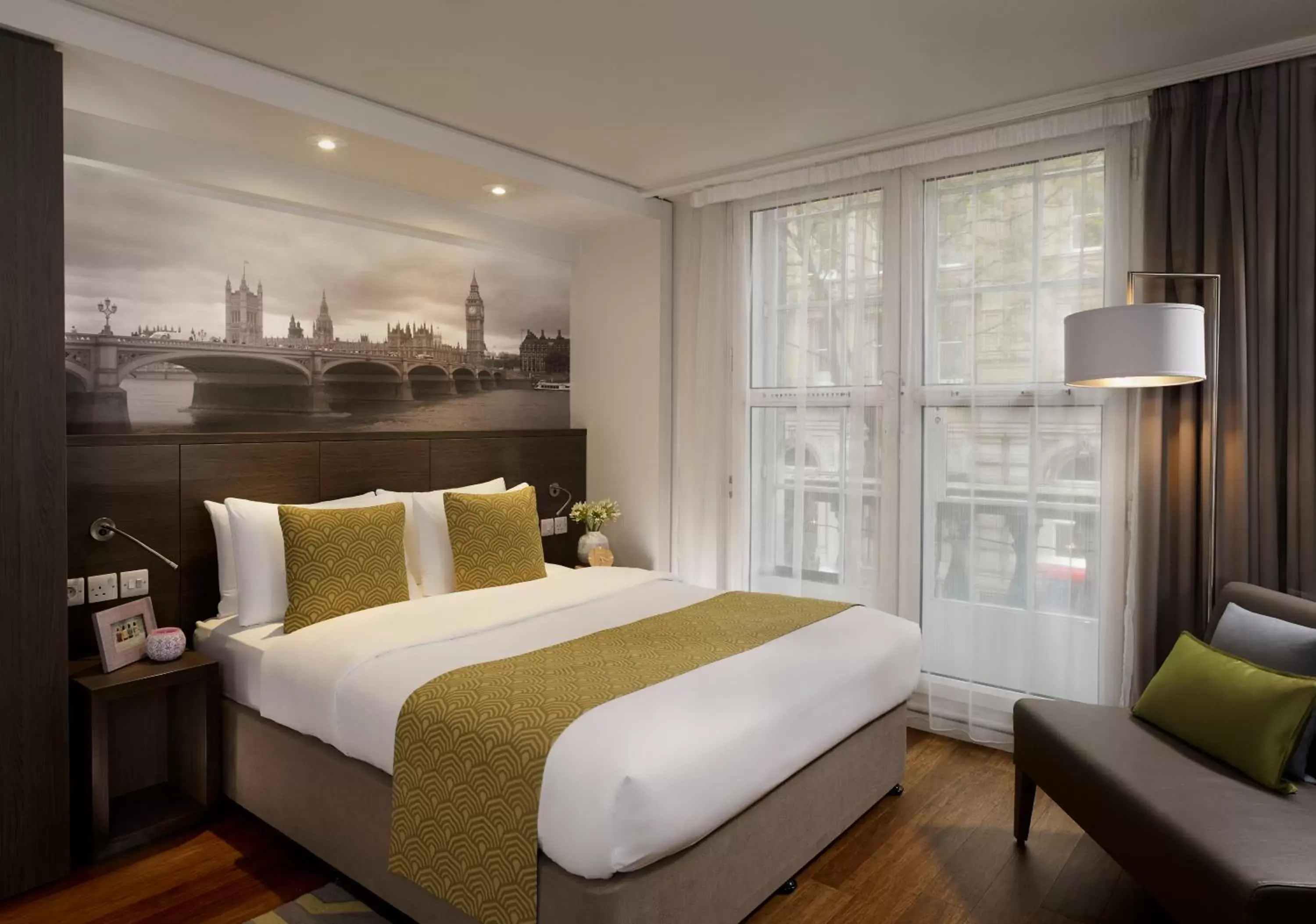 Bedroom, Bed in Citadines Trafalgar Square