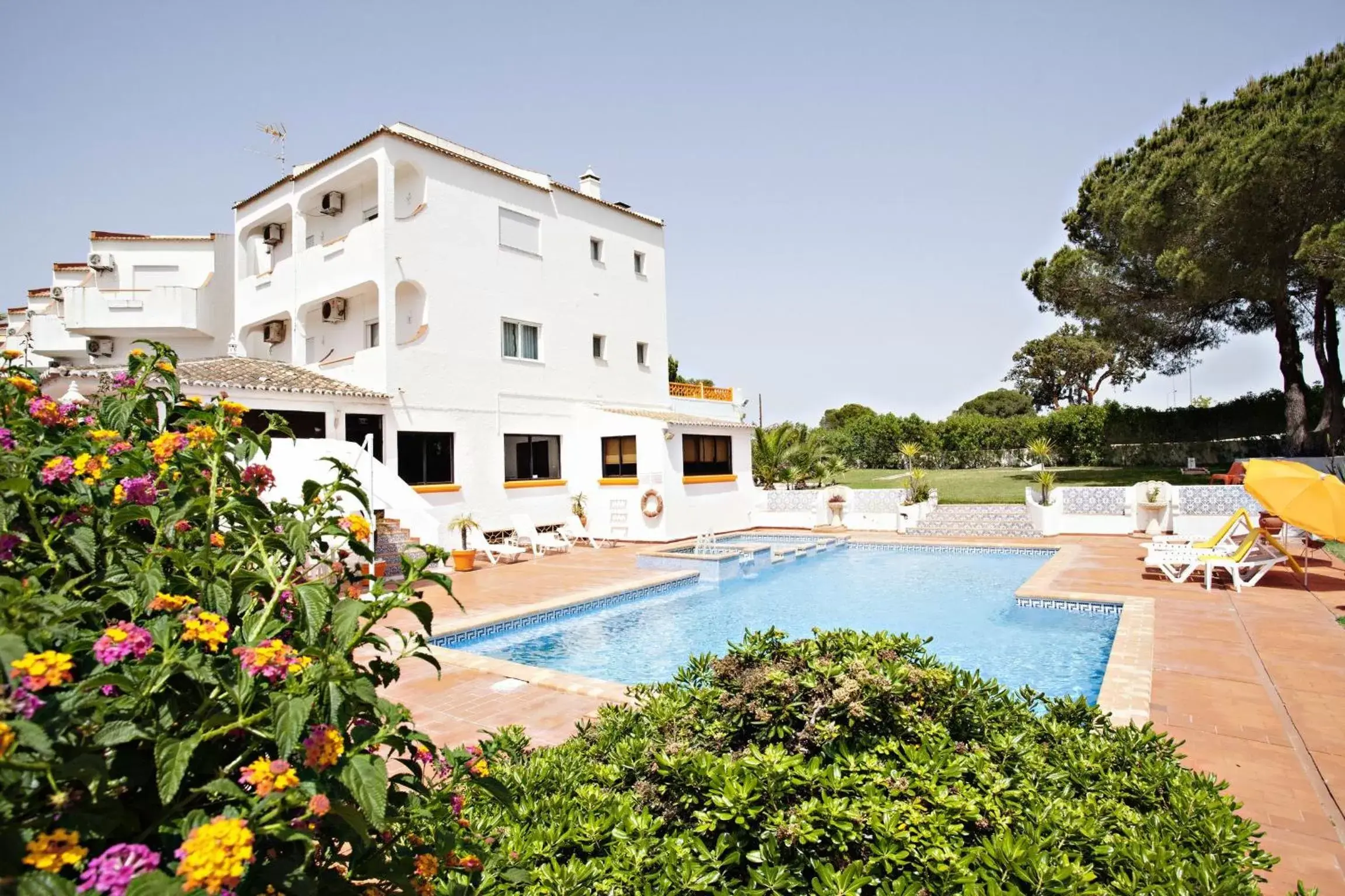 Swimming pool, Property Building in Apartamentos Turísticos Gida by Umbral