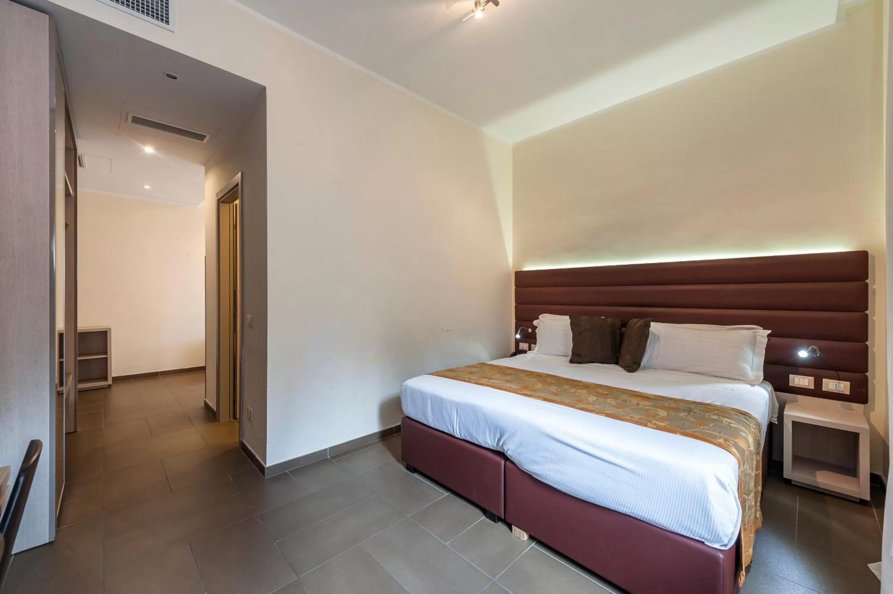 Photo of the whole room, Bed in Hotel California