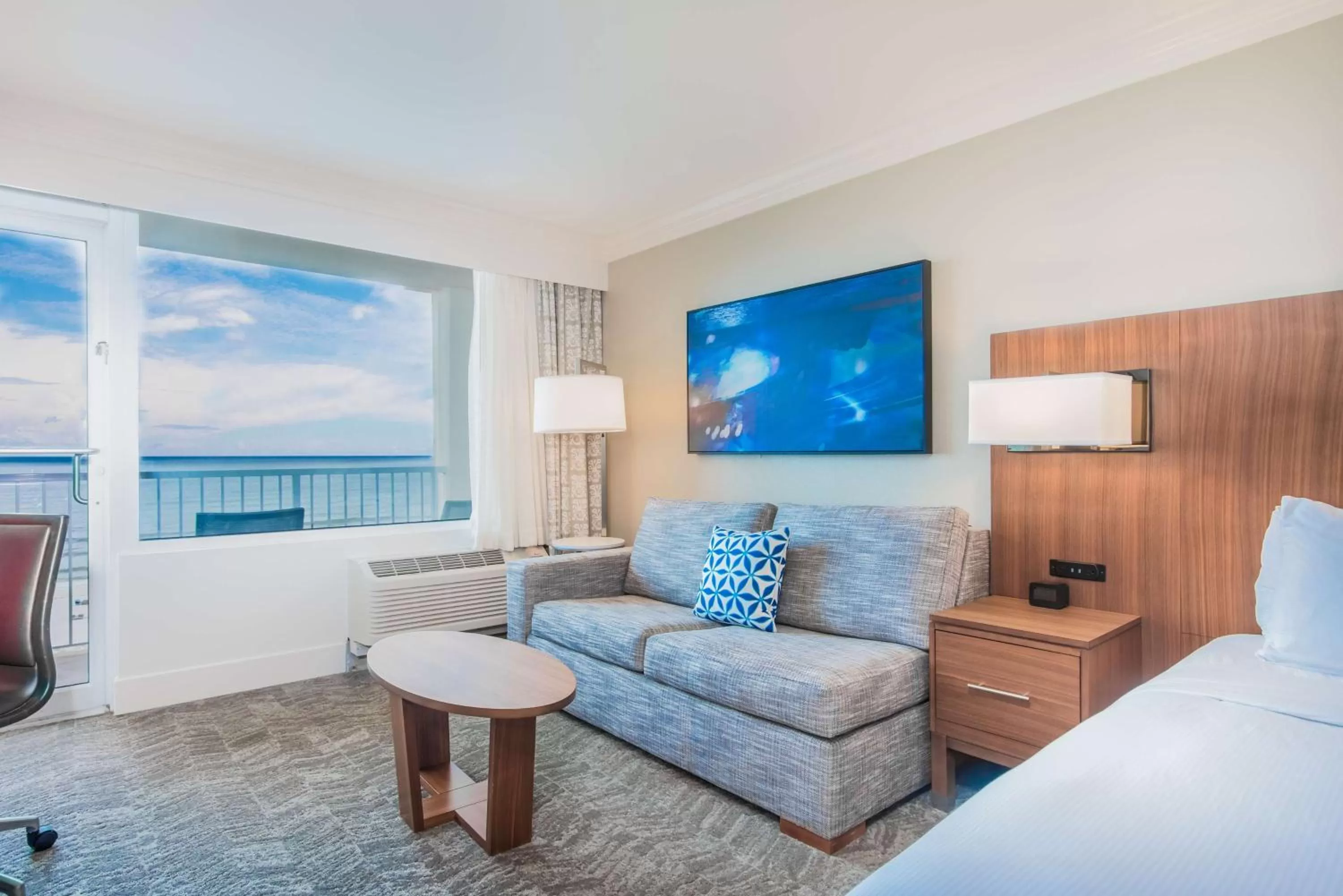 Living room, Bed in Hilton Pensacola Beach