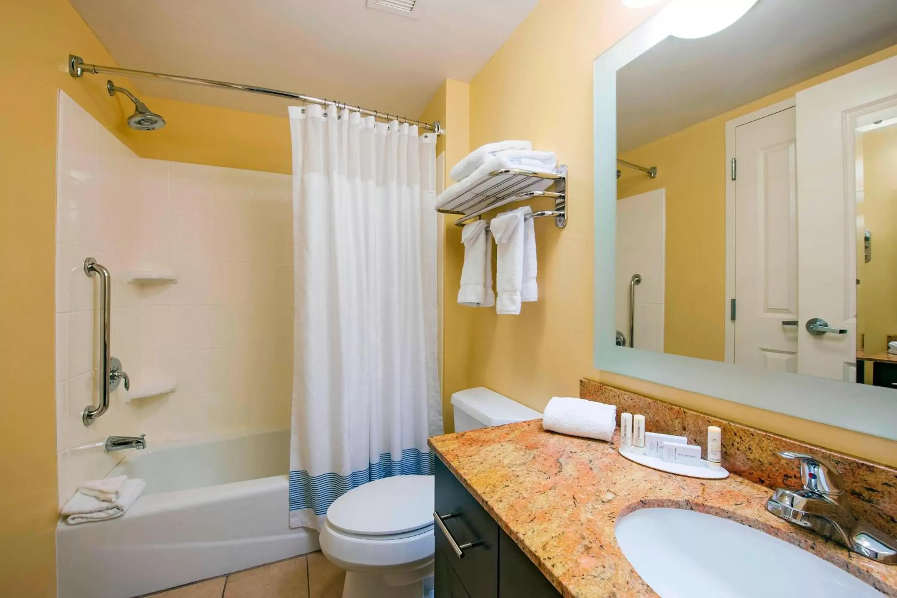 Bathroom in TownePlace Suites by Marriott Bethlehem Easton/Lehigh Valley