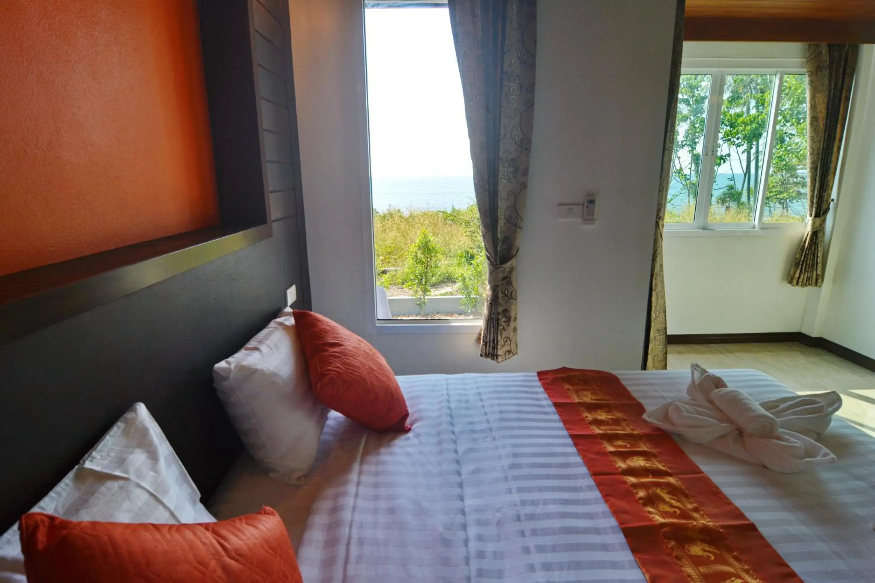 Photo of the whole room, Bed in The Sea @ Lanta Hotel