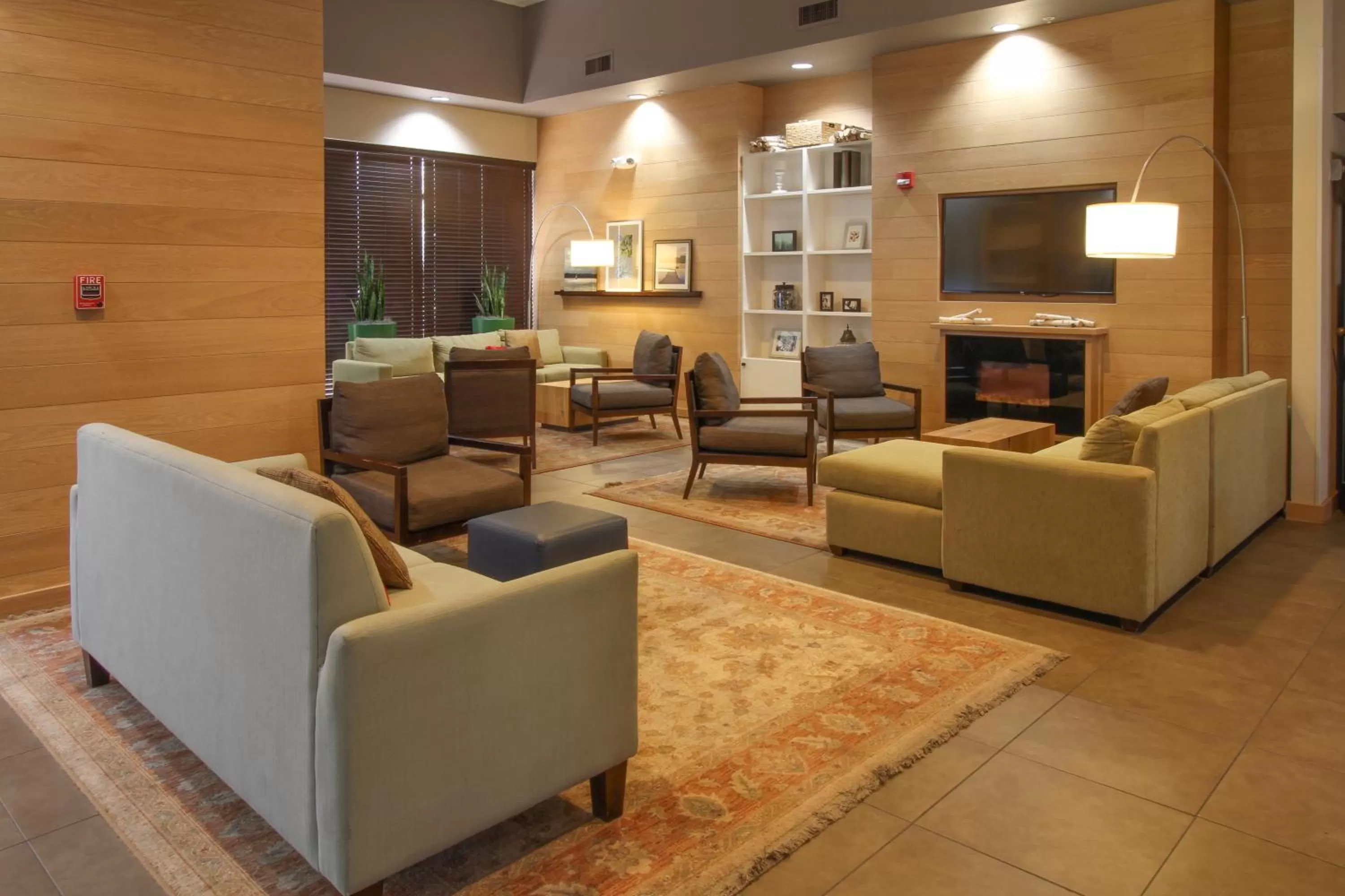 Communal lounge/ TV room in GreenTree Inn & Suites Phoenix Sky Harbor
