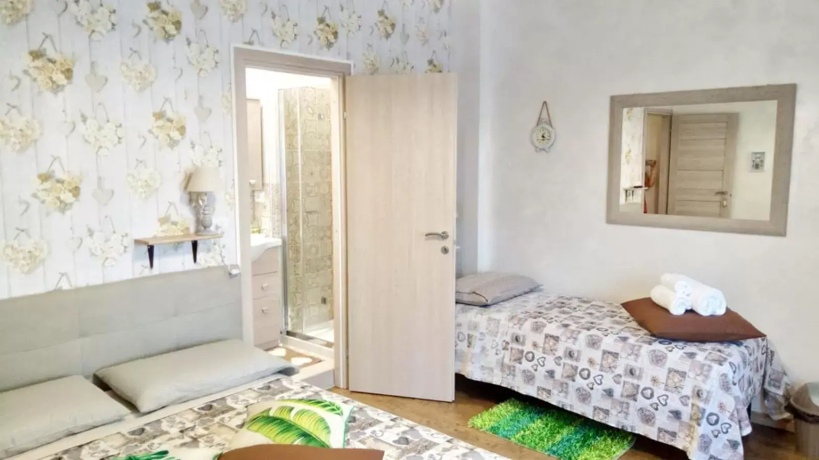 Bathroom, Bed in San Pietro Shabby Chic Apartment