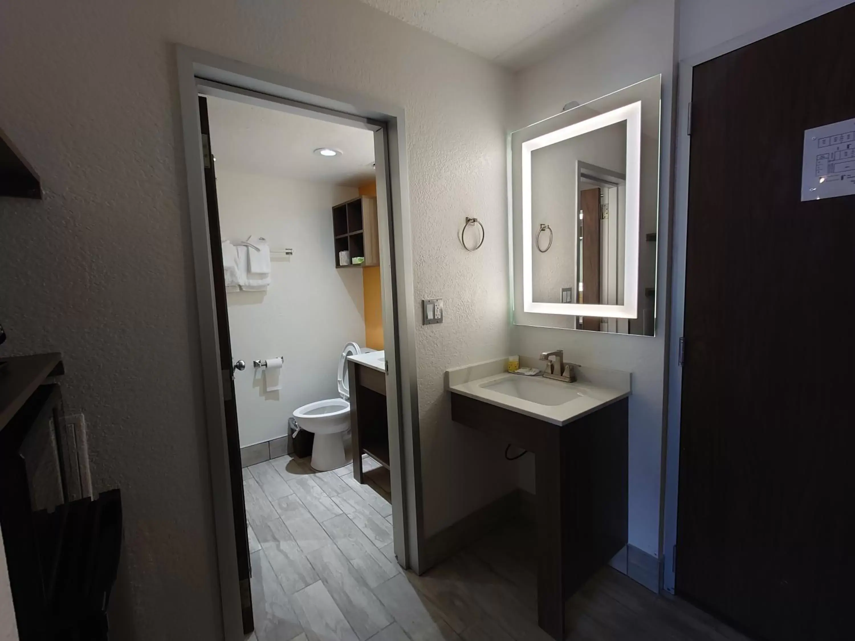 Shower, Bathroom in Reagan Resorts Inn