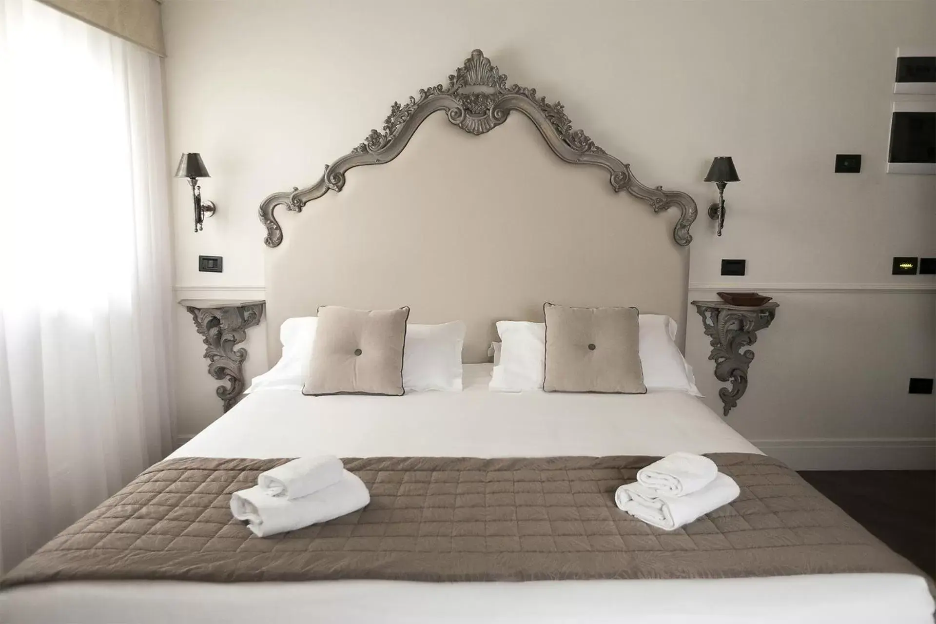 Bed in Palazzo Lorenzo Hotel Boutique & Spa