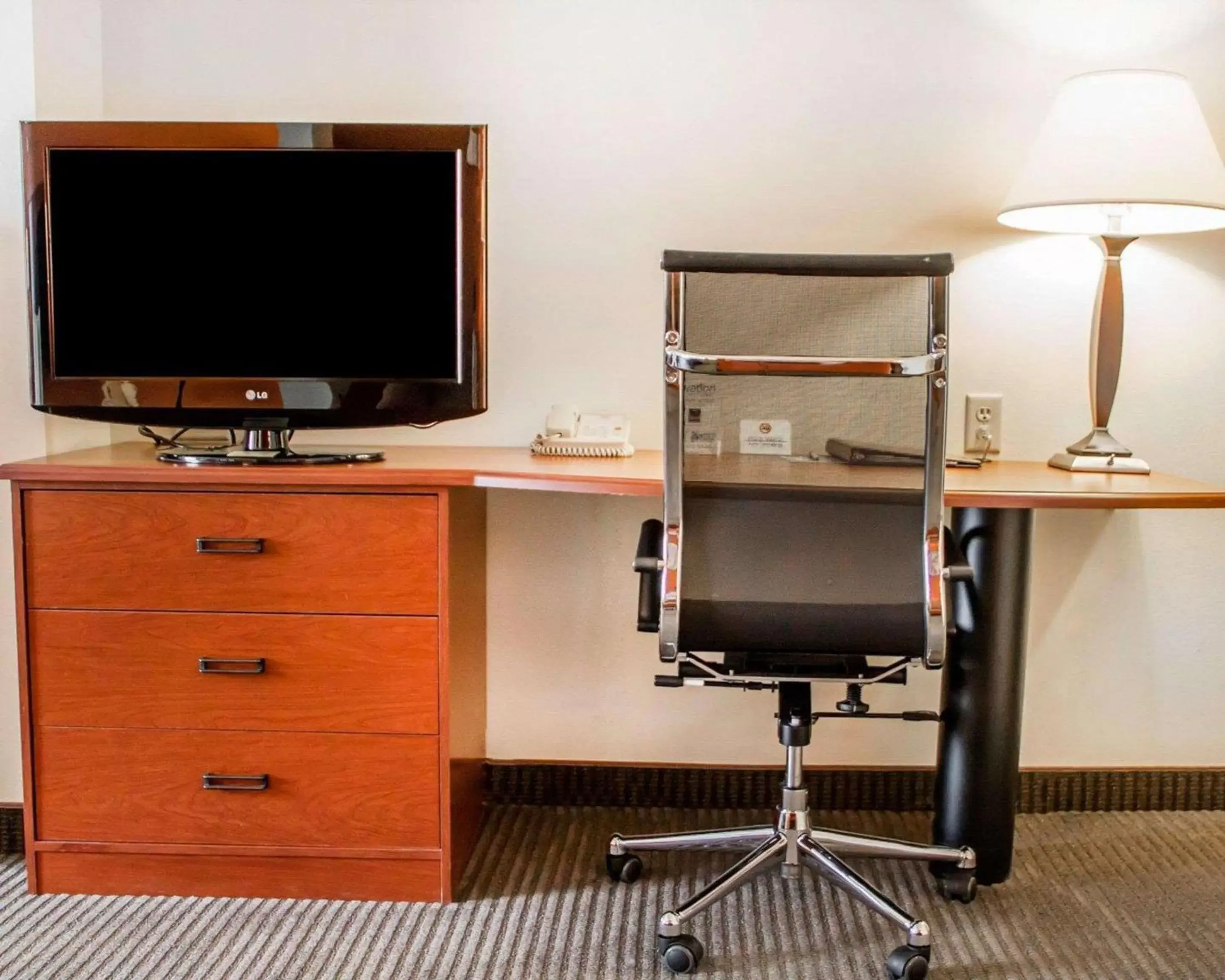 Photo of the whole room, TV/Entertainment Center in Sleep Inn & Suites Oklahoma City Northwest