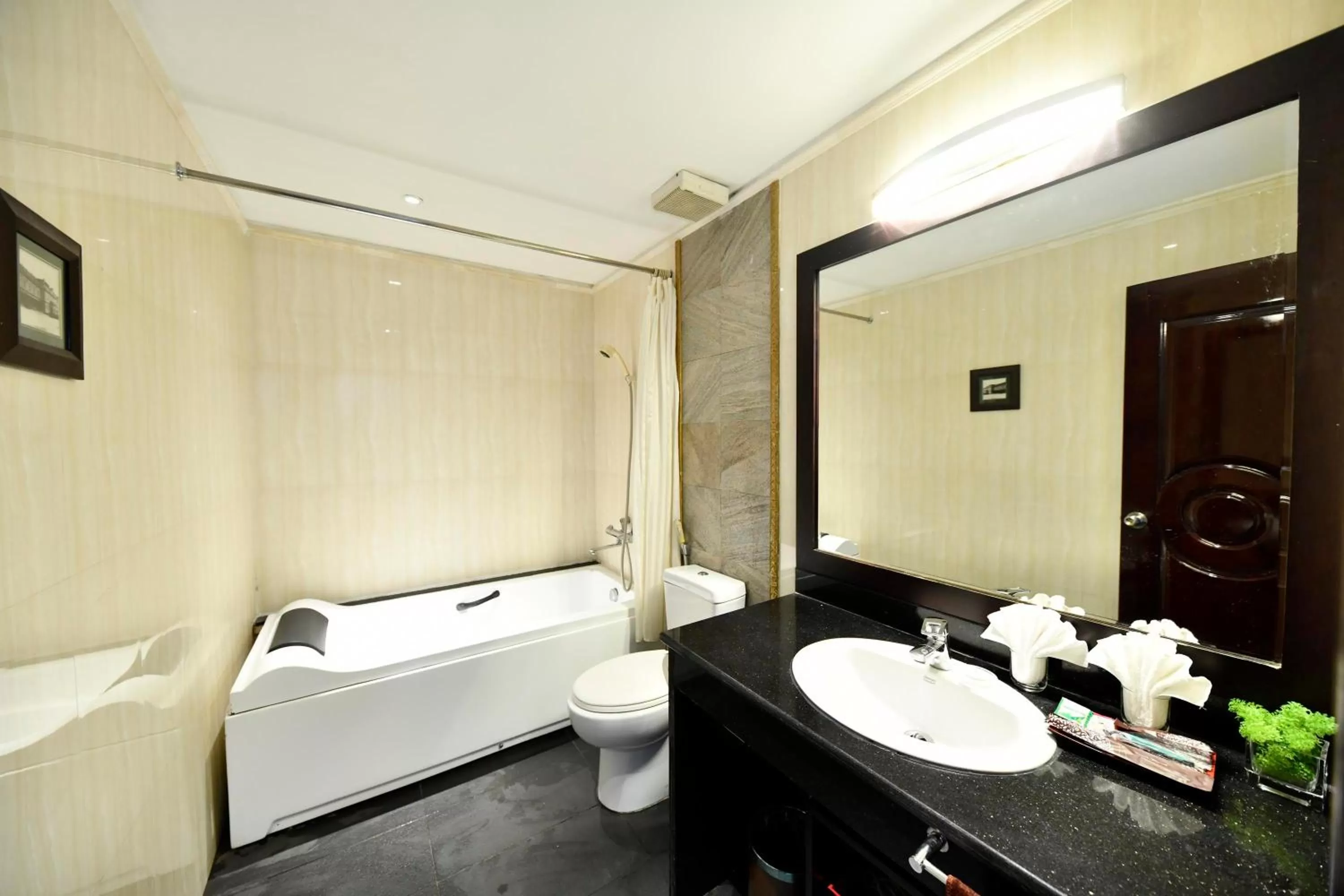 Family Suite with Balcony in Hanoi Traveller House