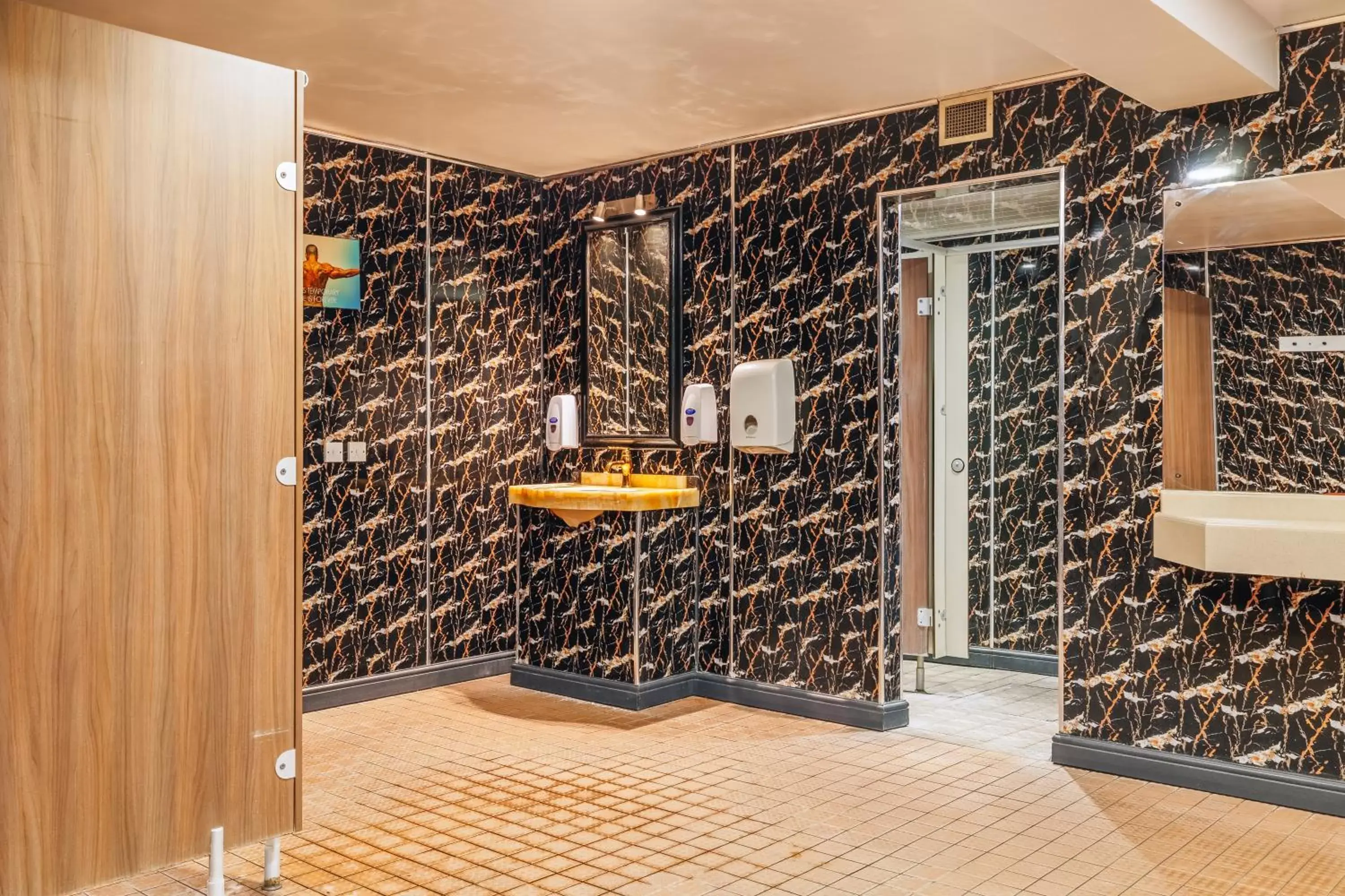 Swimming pool, Bathroom in Muthu Belstead Brook Hotel