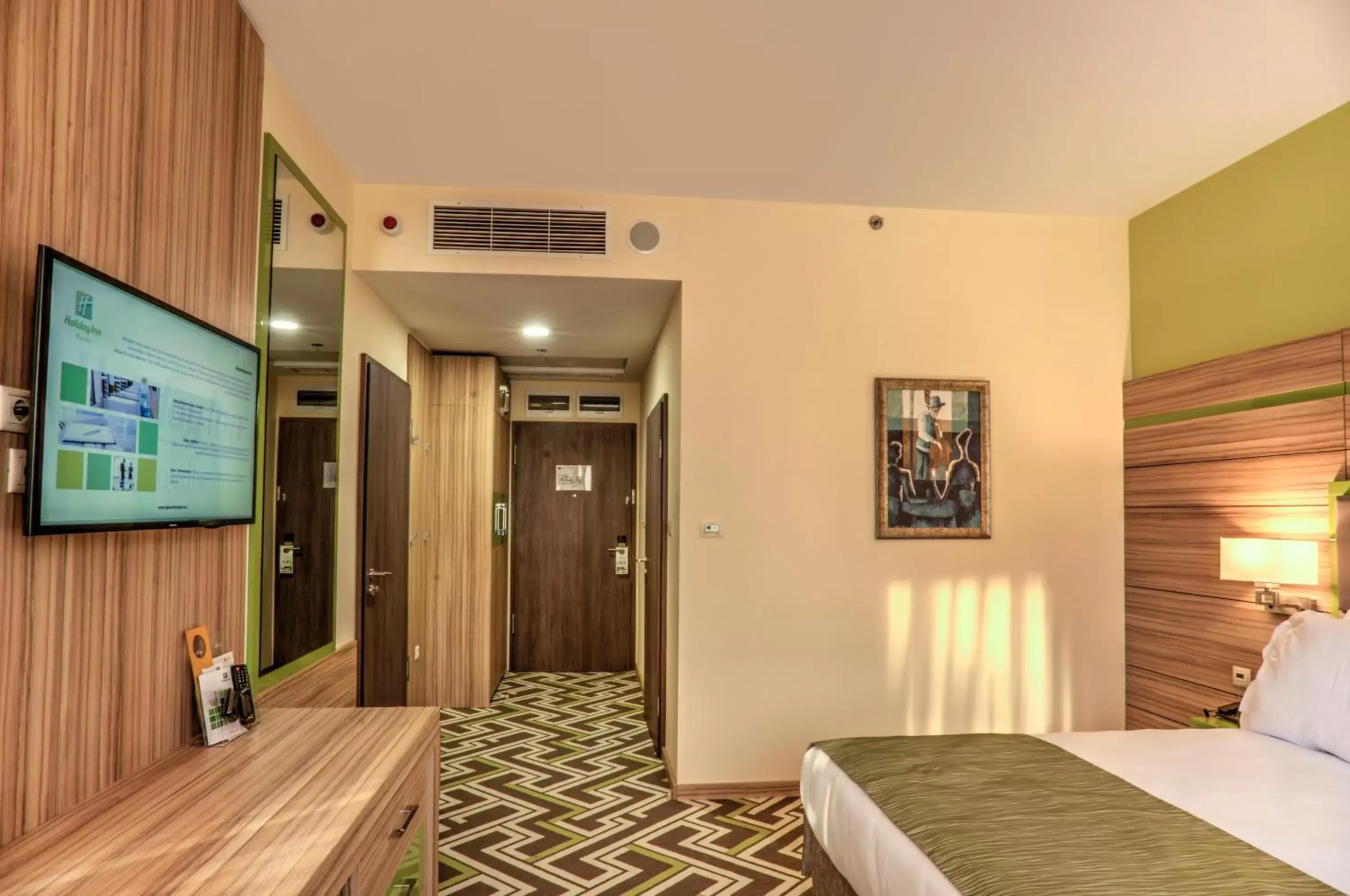 Bed, TV/Entertainment Center in Holiday Inn Plovdiv, an IHG Hotel