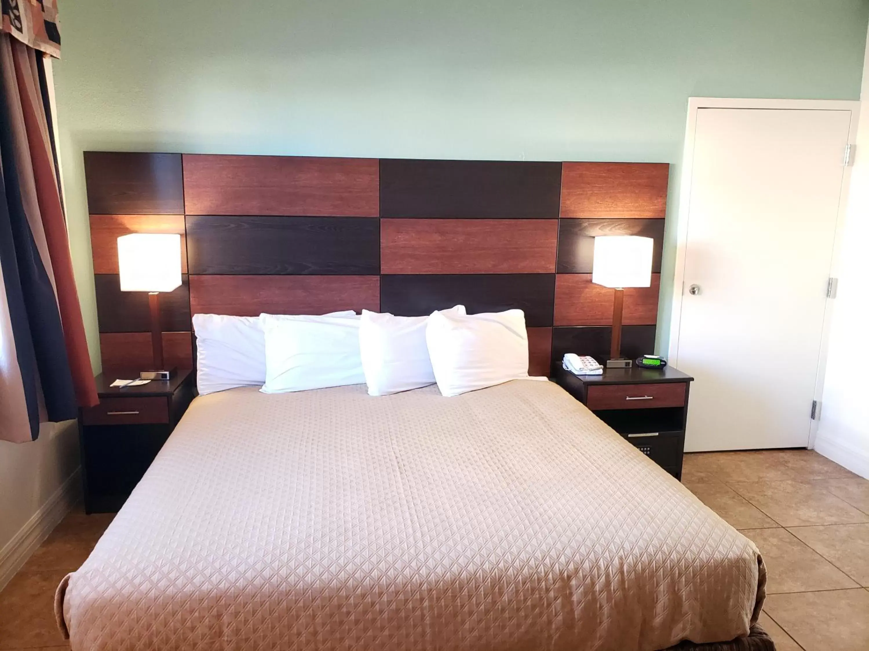 Bed in Oceanfront Inn and Suites - Ormond