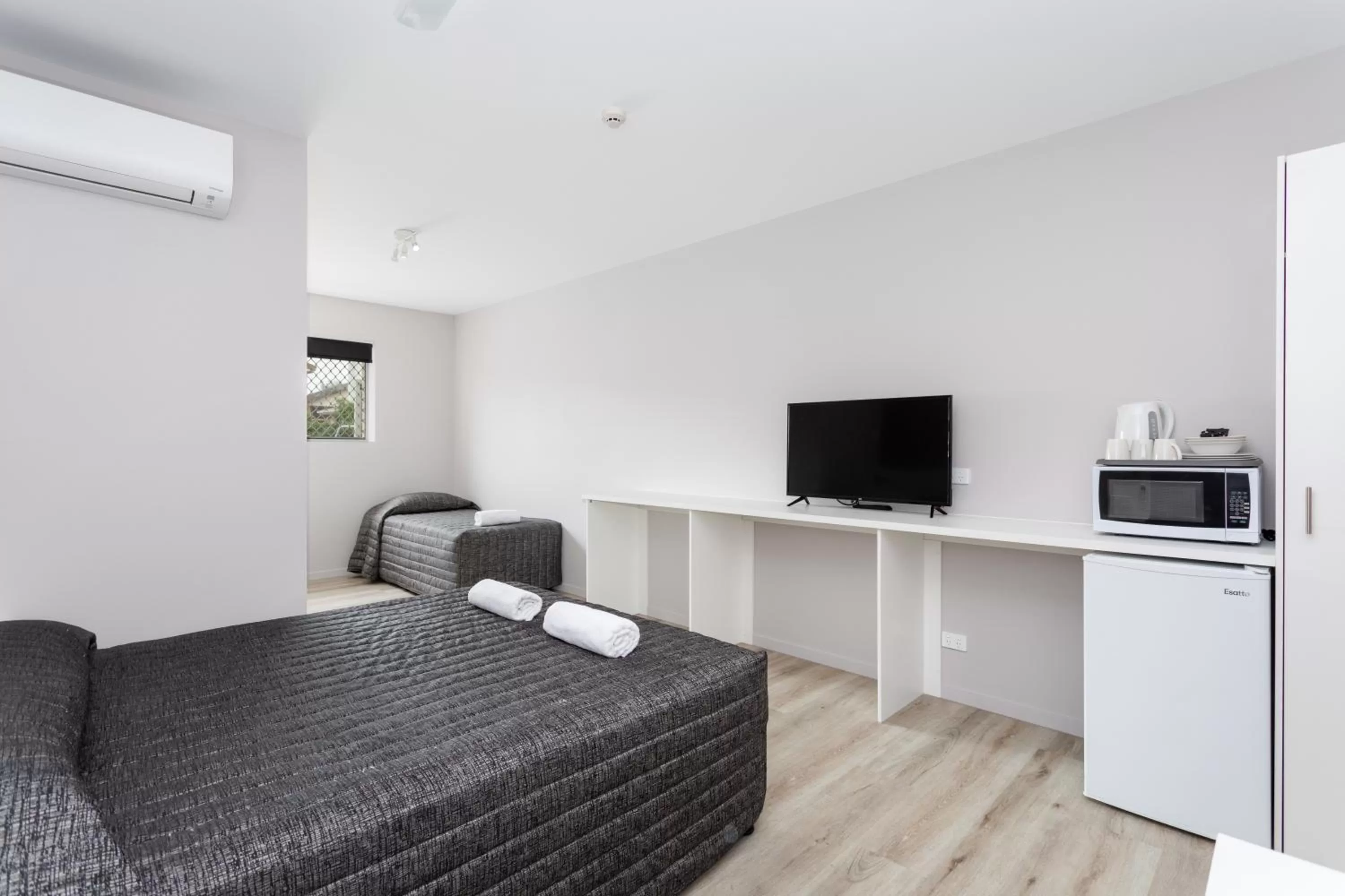 TV and multimedia, Bed in Burleigh Gold Coast Motel