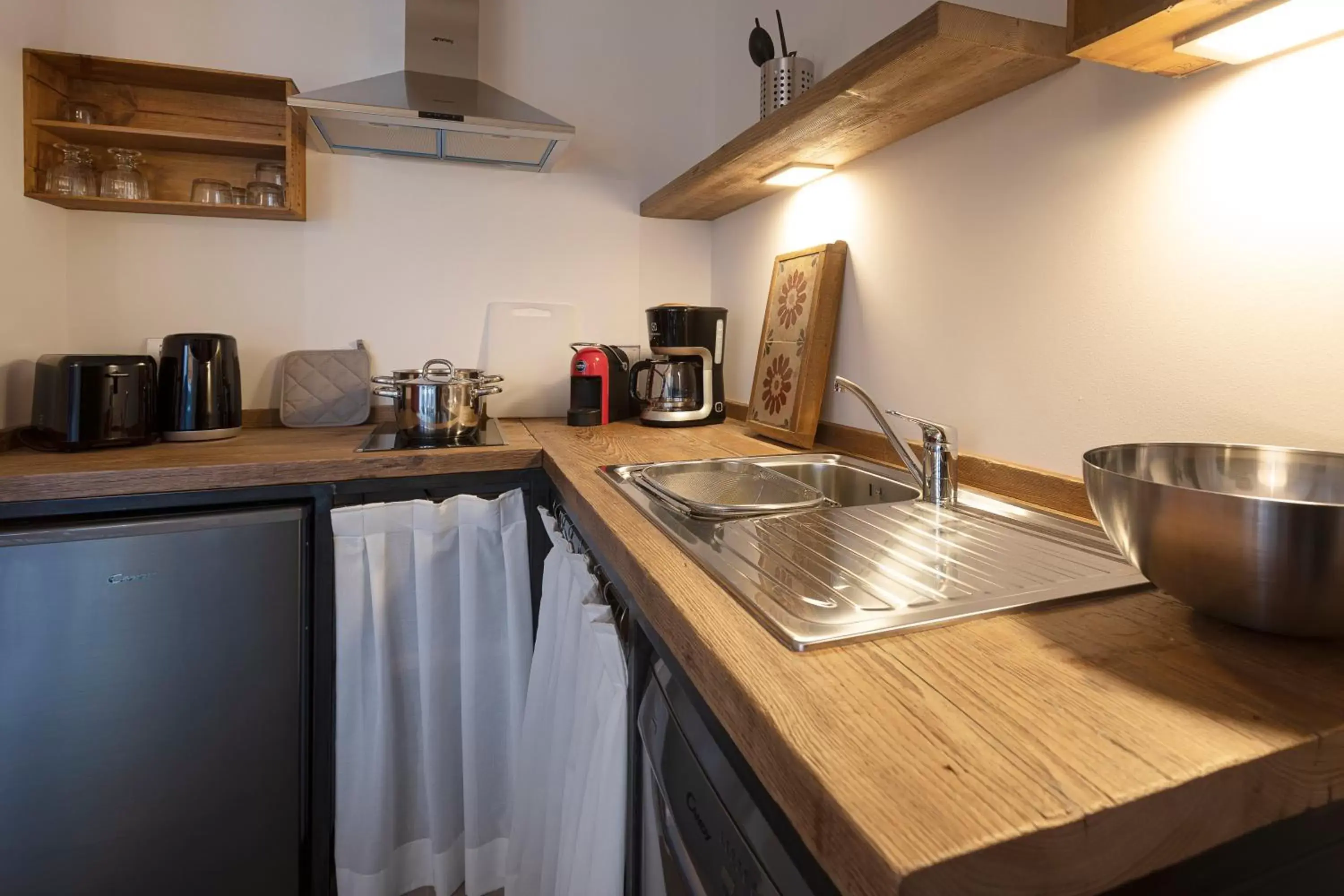 Kitchen or kitchenette, Kitchen/Kitchenette in Sunset Residence