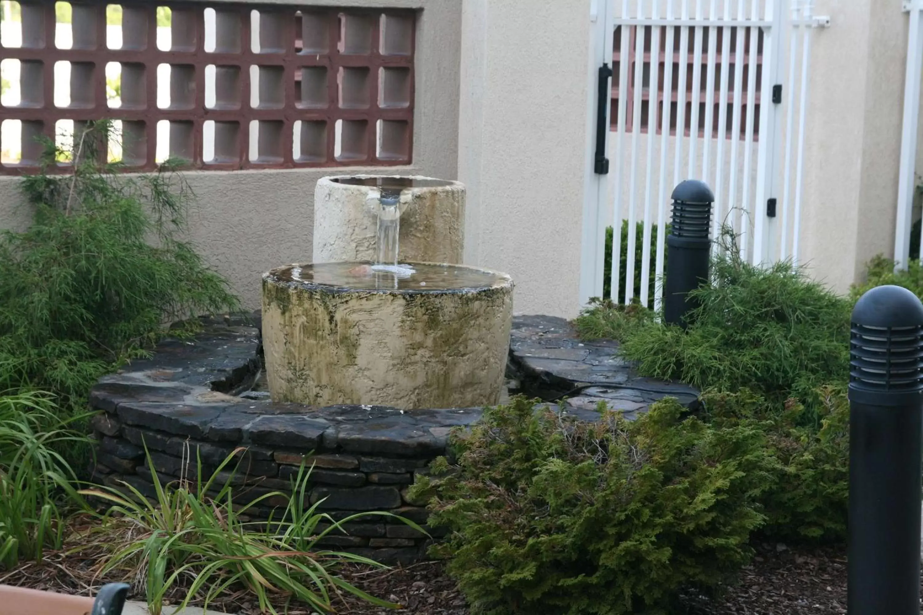 Inner courtyard view in Hampton Inn Guntersville