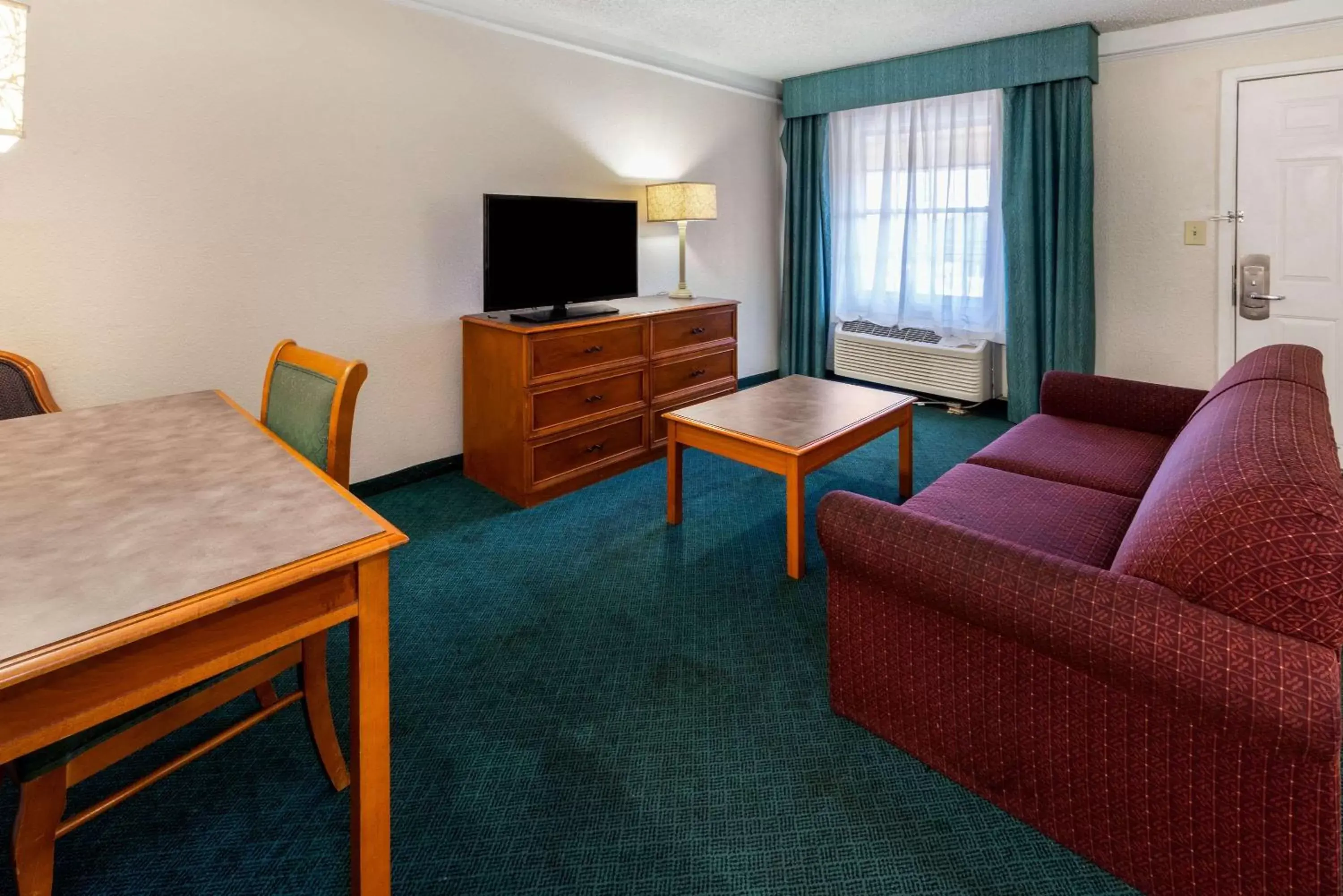 Photo of the whole room, Seating Area in La Quinta Inn by Wyndham Phoenix Thomas Road