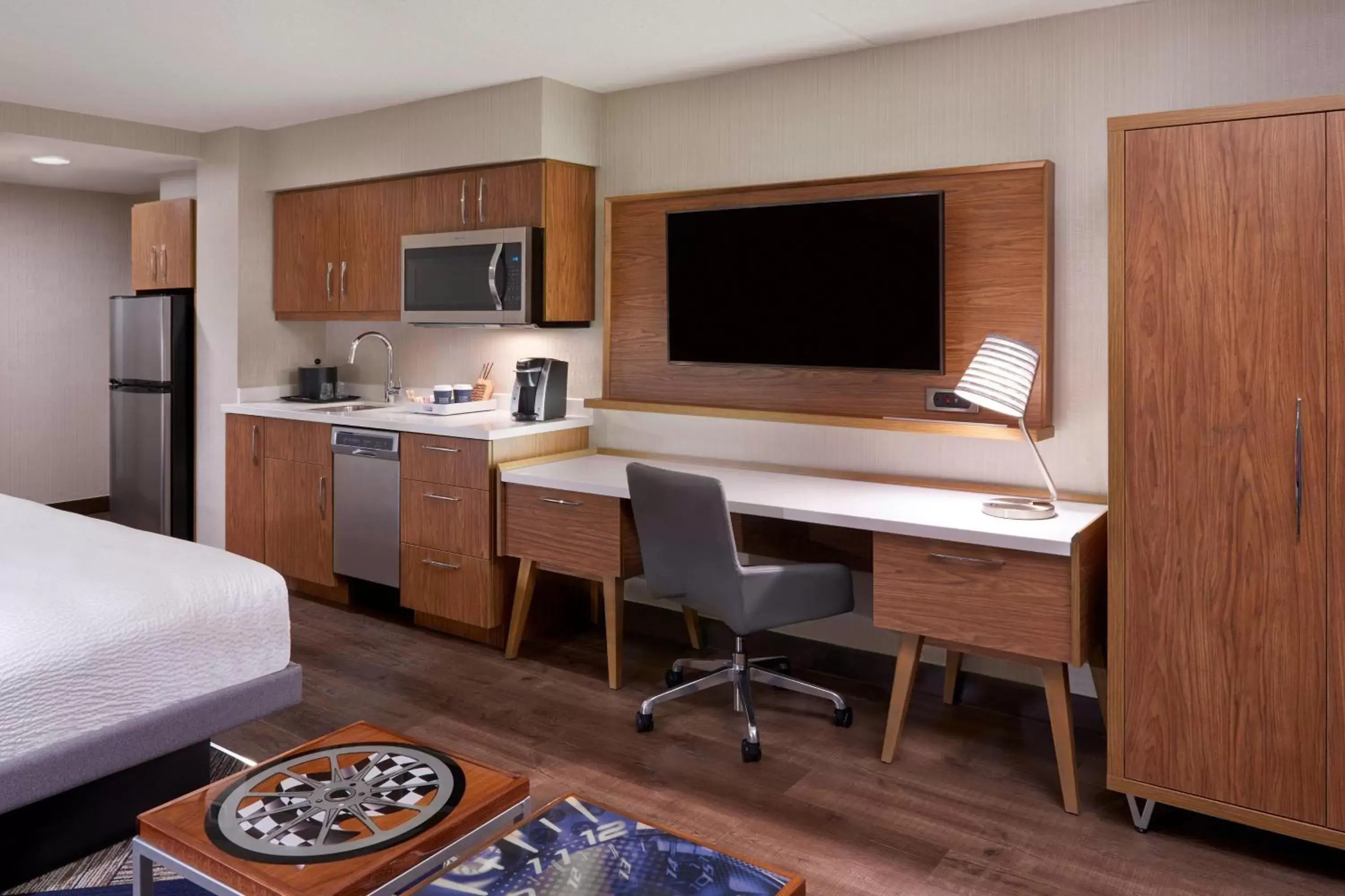 Photo of the whole room, TV/Entertainment Center in Four Points by Sheraton Hamilton - Stoney Creek