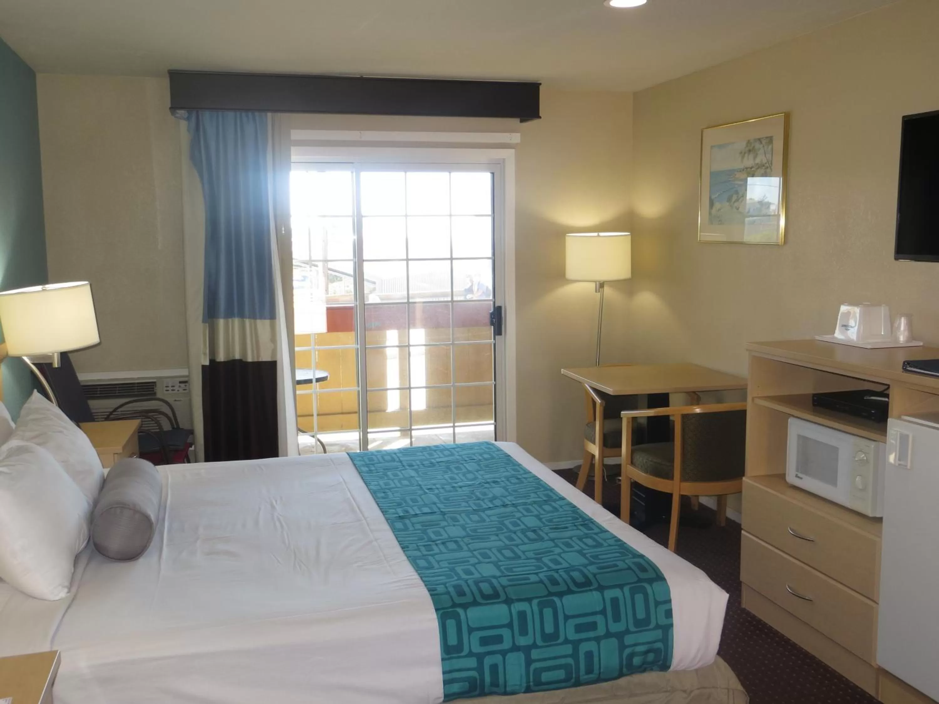 Bed in Howard Johnson by Wyndham Santa Cruz