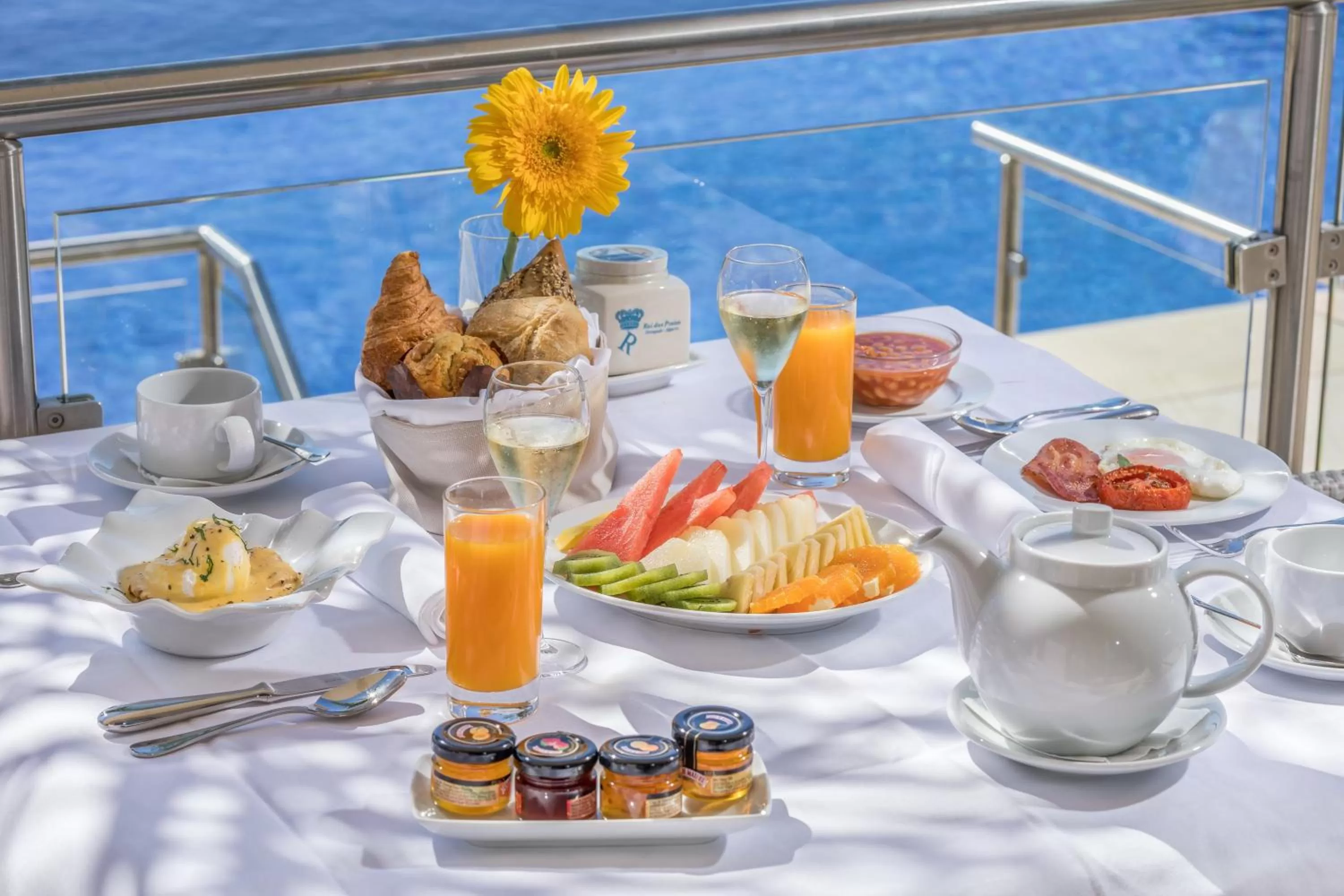 Breakfast in Caneiros Luxury House & Suites