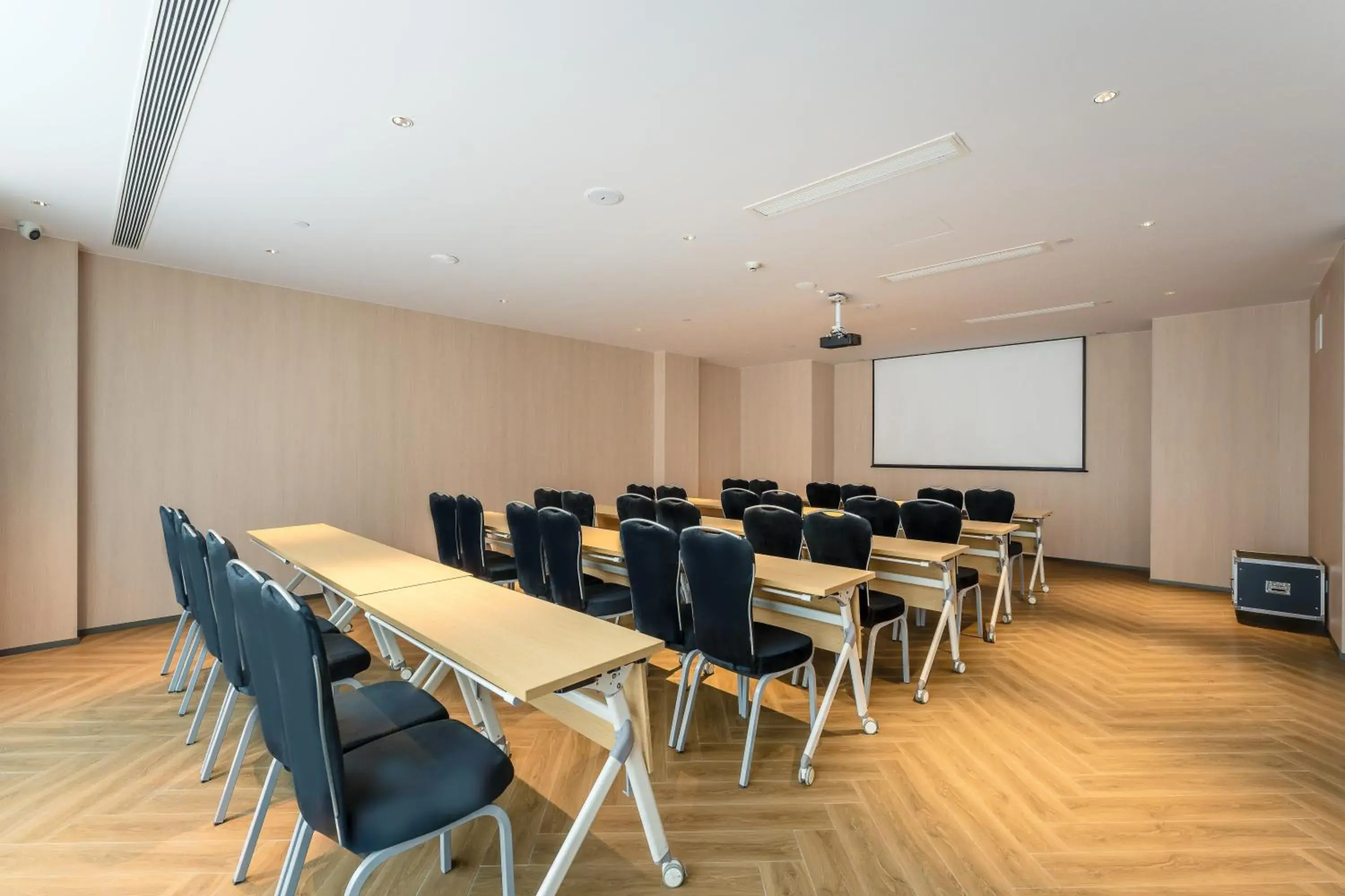 Meeting/conference room in Holiday Inn Express Hangzhou Airport, an IHG Hotel