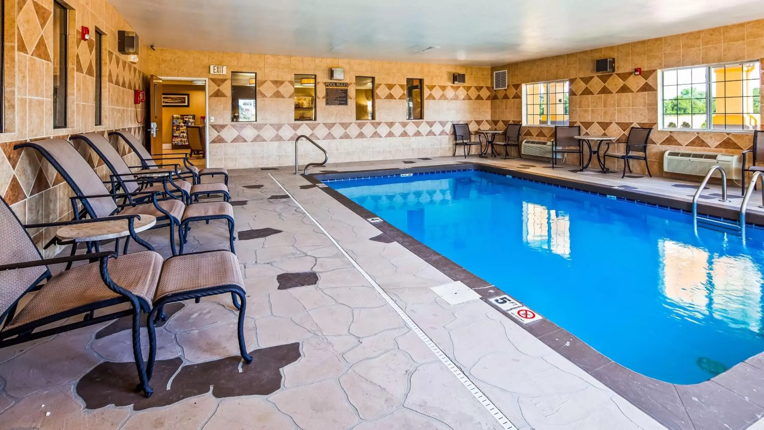 On site, Swimming Pool in Best Western Parsons Inn