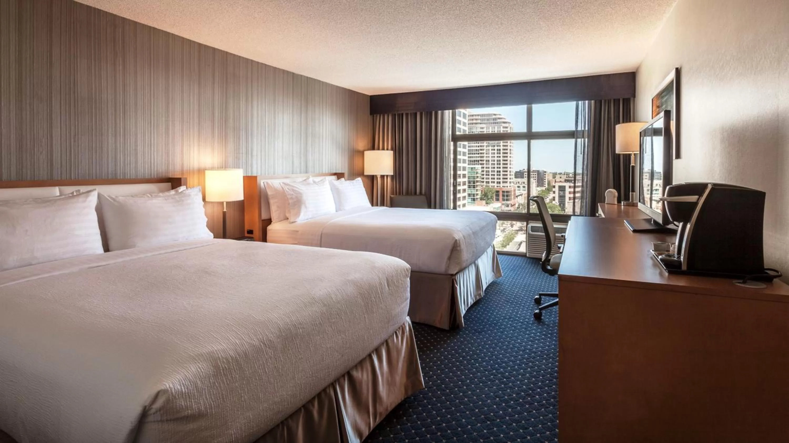 Photo of the whole room, Bed in Holiday Inn Chicago North-Evanston by IHG