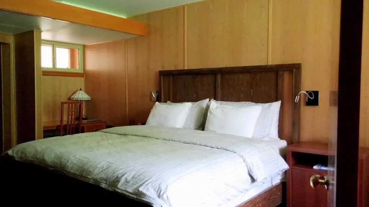 Bedroom, Bed in The Usonian Inn LLC