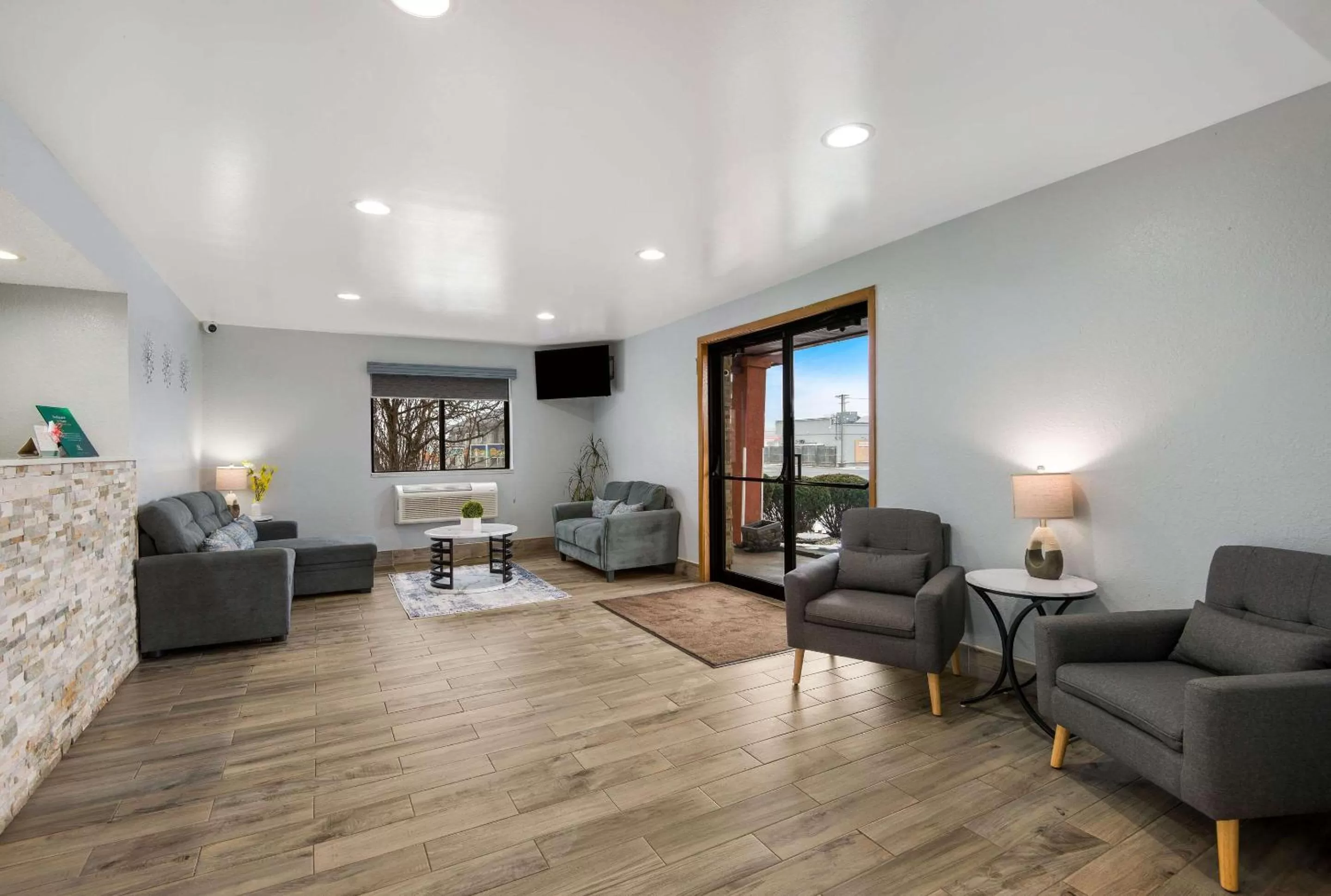 Lobby or reception, Seating Area in Super 8 by Wyndham Oneida Verona