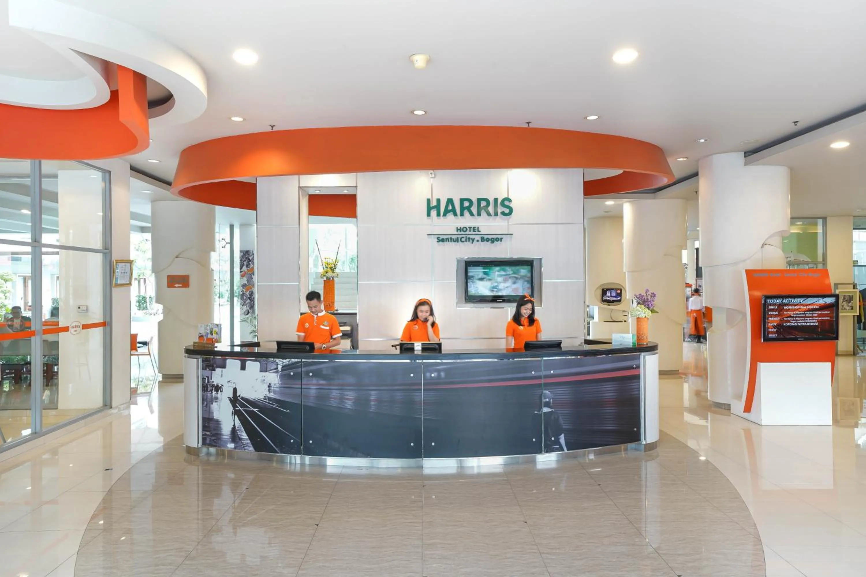 Lobby or reception in HARRIS Hotel Sentul City Bogor