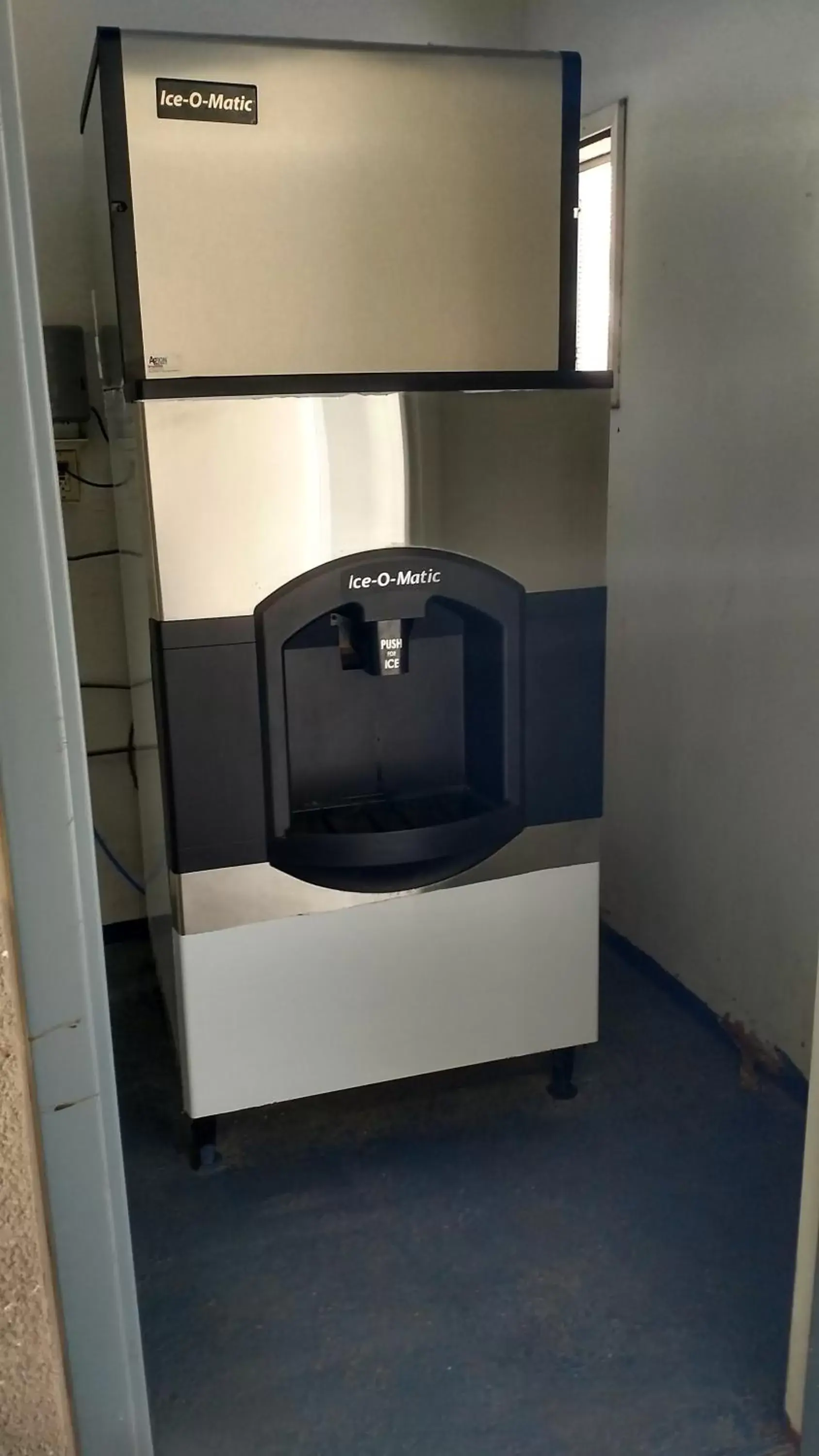 Food and drinks in Wave Hotel Manhattan Beach Food and drinks in Wave Hotel Manhattan Beach