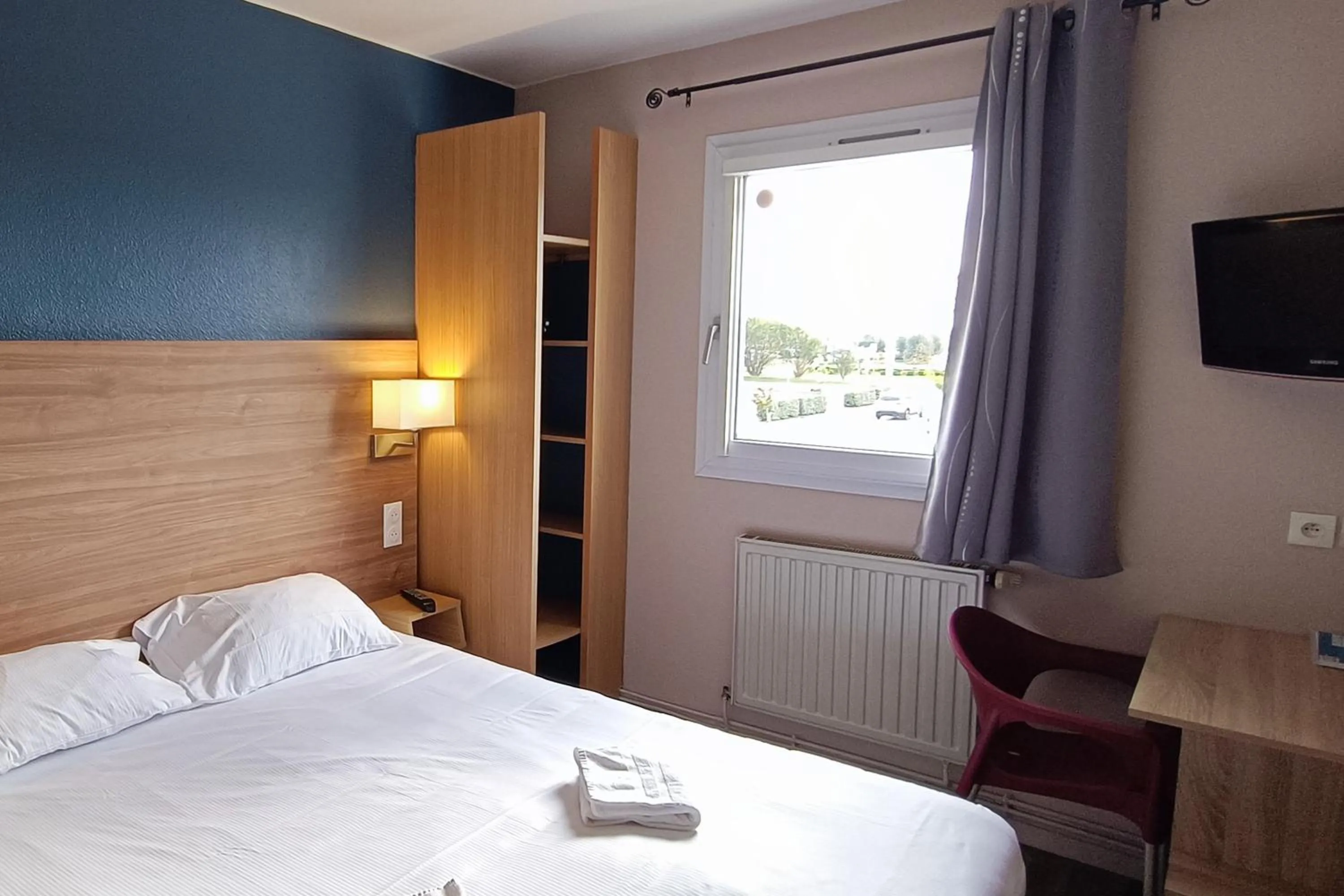 Bed in The Originals Access, Hôtel les Iris, Berck-sur-Mer