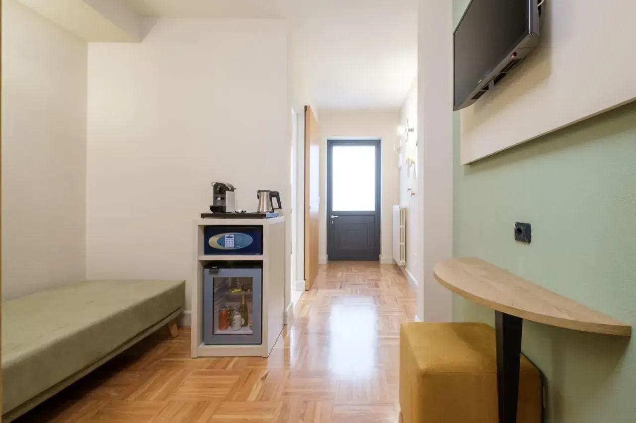 Seating area, TV/Entertainment Center in Hotel Touring